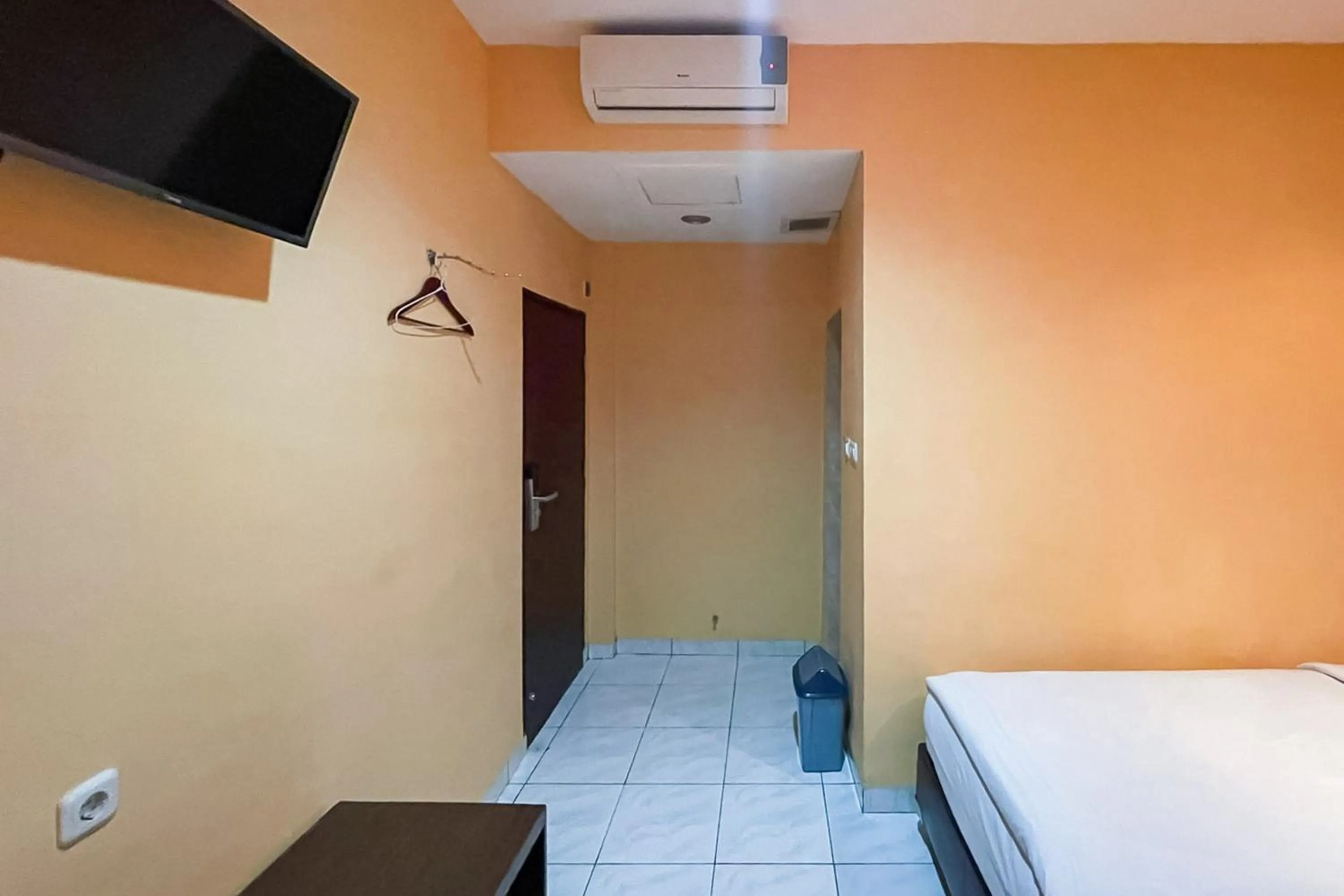 Bedroom, Bed in RedDoorz at Hotel Anda Pematang Siantar