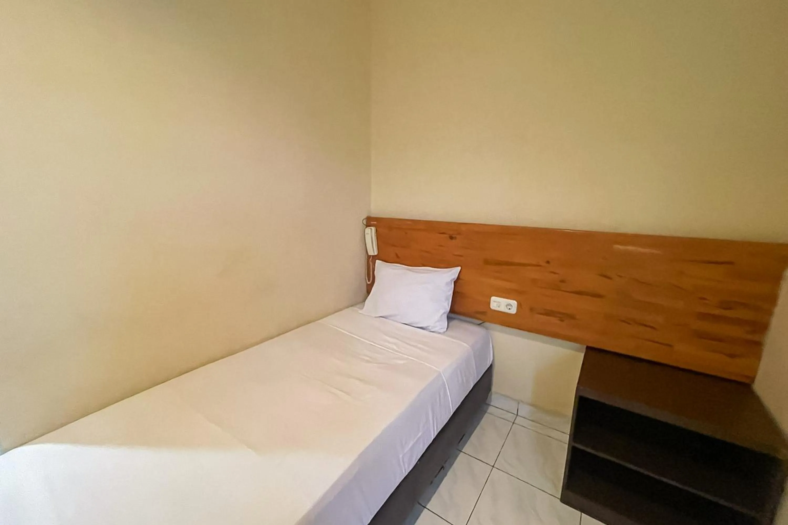 Bedroom, Bed in RedDoorz at Hotel Anda Pematang Siantar