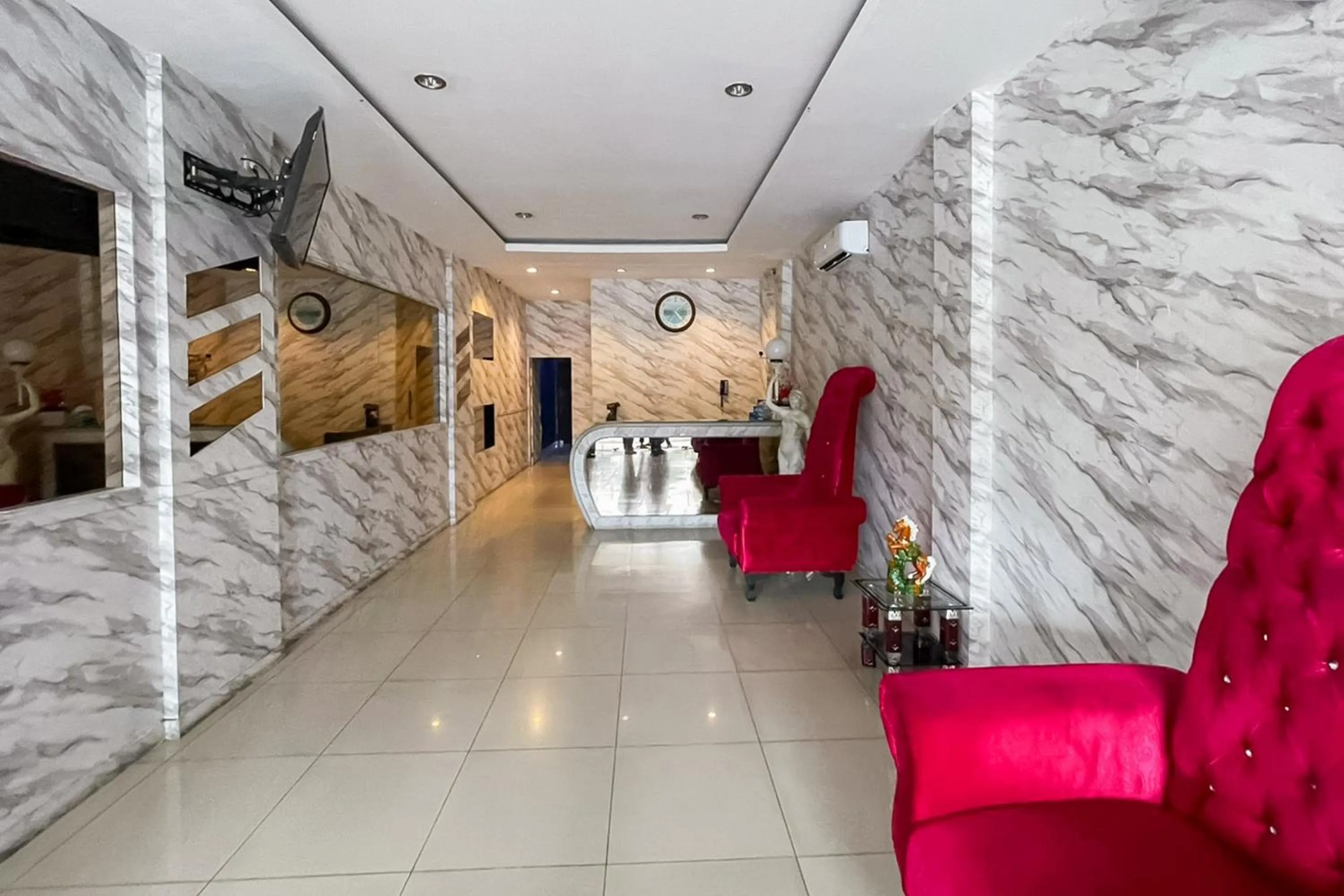 Seating area in RedDoorz at Hotel Anda Pematang Siantar