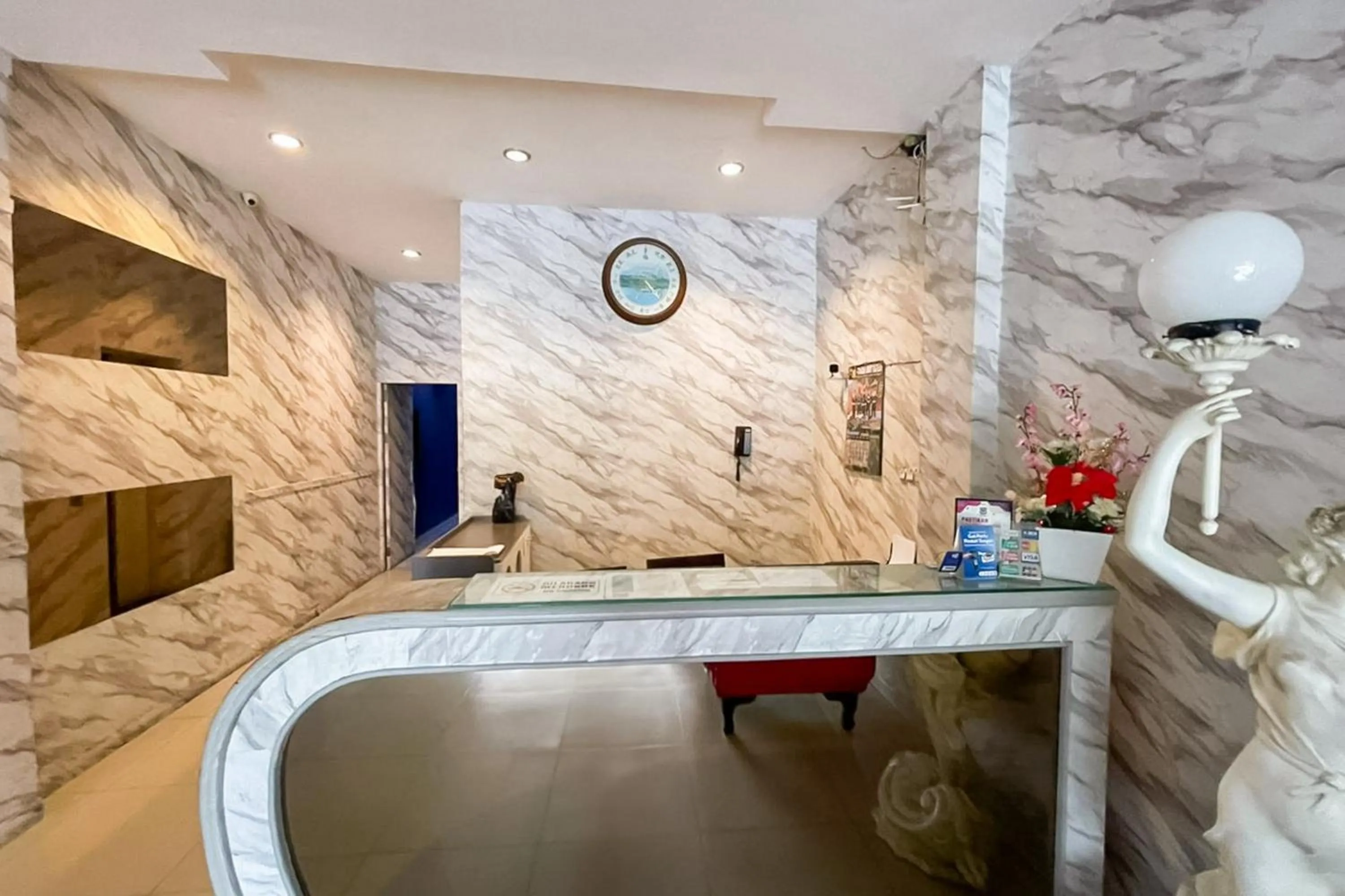 Lobby or reception in RedDoorz at Hotel Anda Pematang Siantar