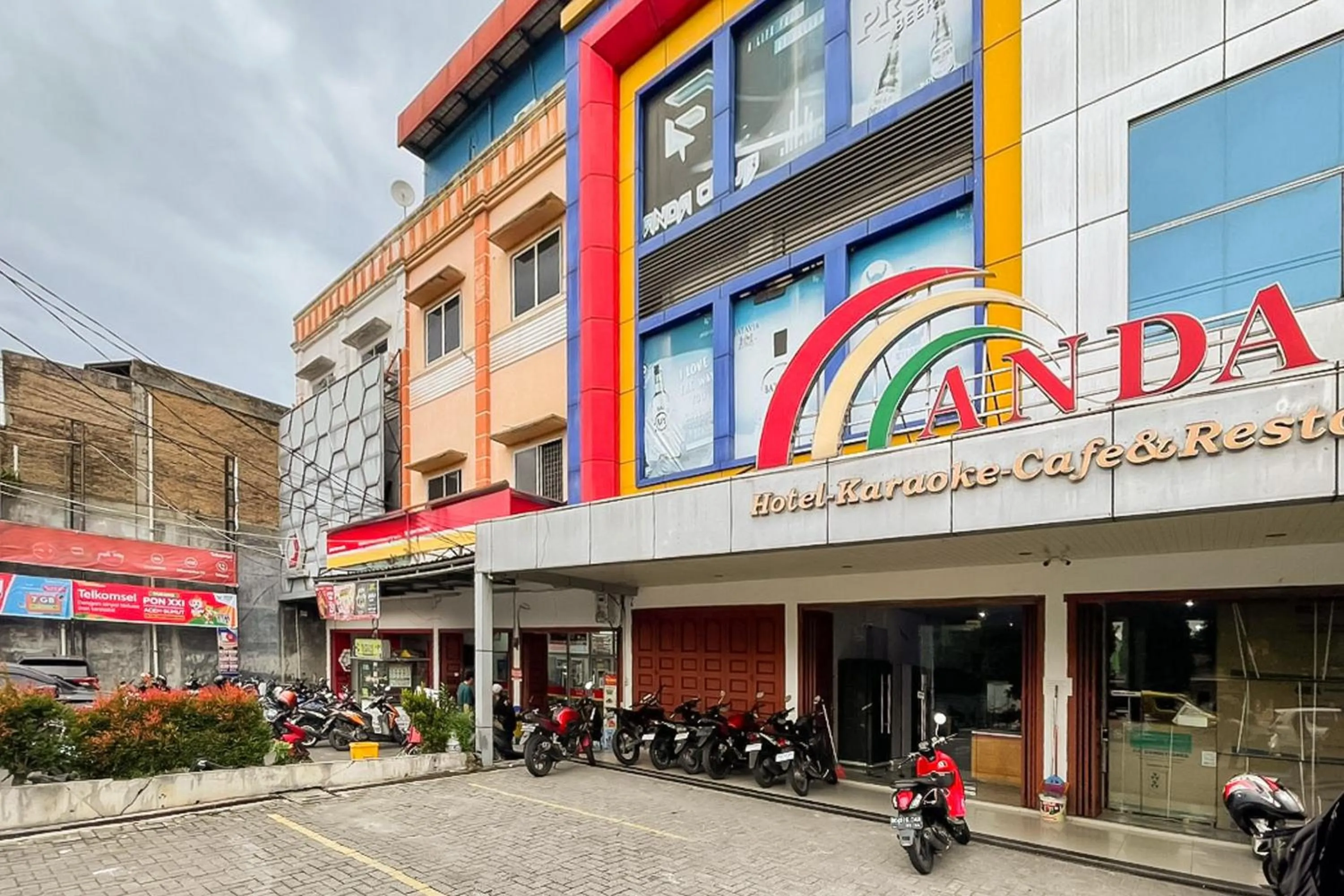 Facade/entrance in RedDoorz at Hotel Anda Pematang Siantar