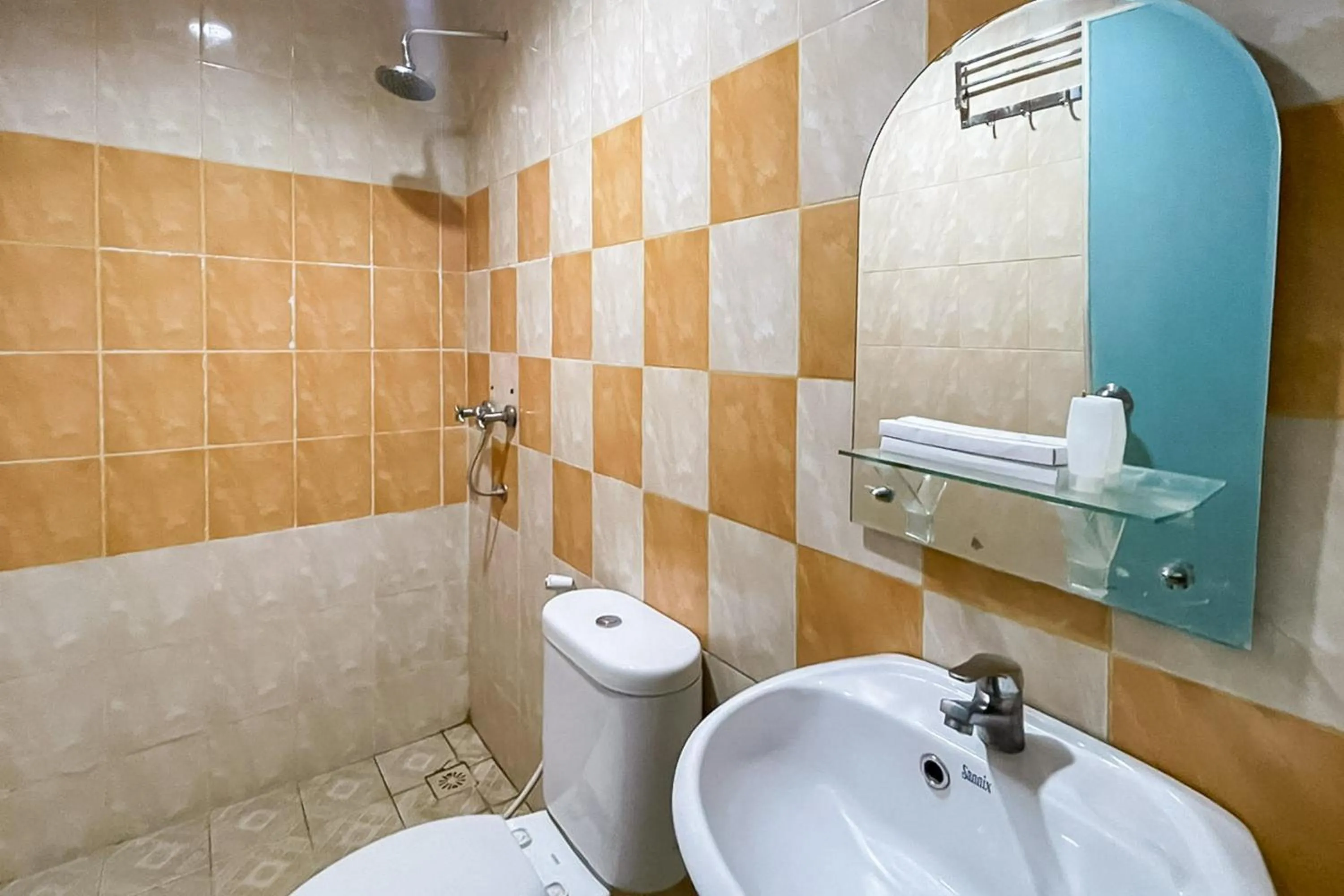 Bathroom in RedDoorz at Hotel Anda Pematang Siantar