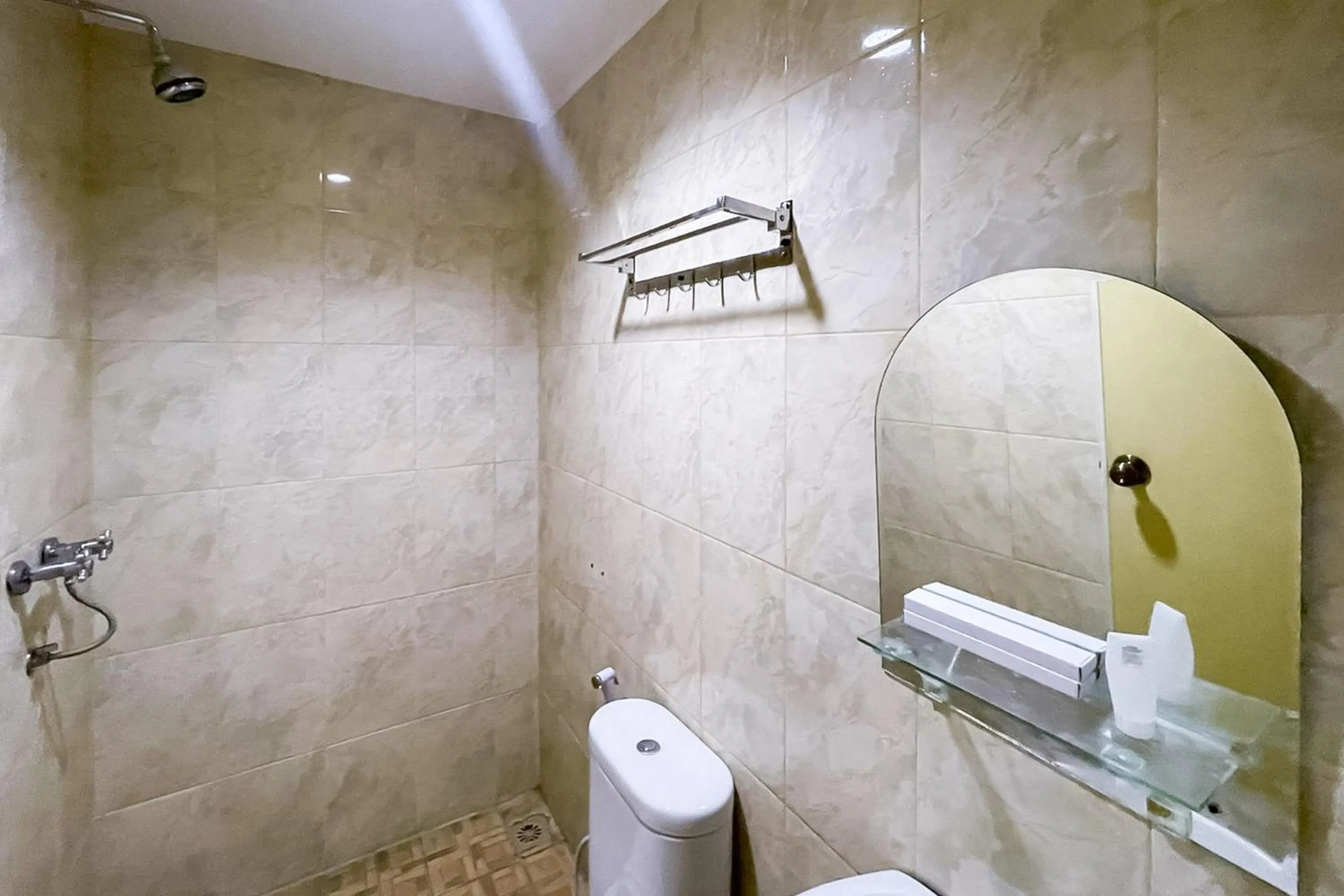 Bathroom in RedDoorz at Hotel Anda Pematang Siantar