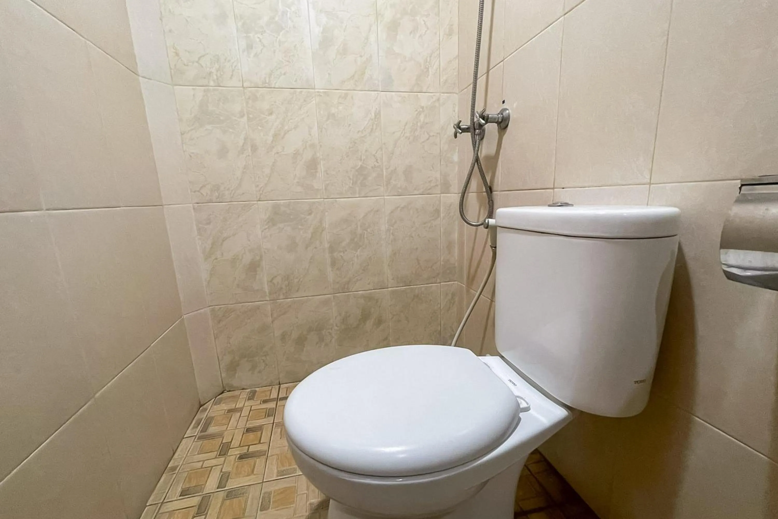 Bathroom in RedDoorz at Hotel Anda Pematang Siantar