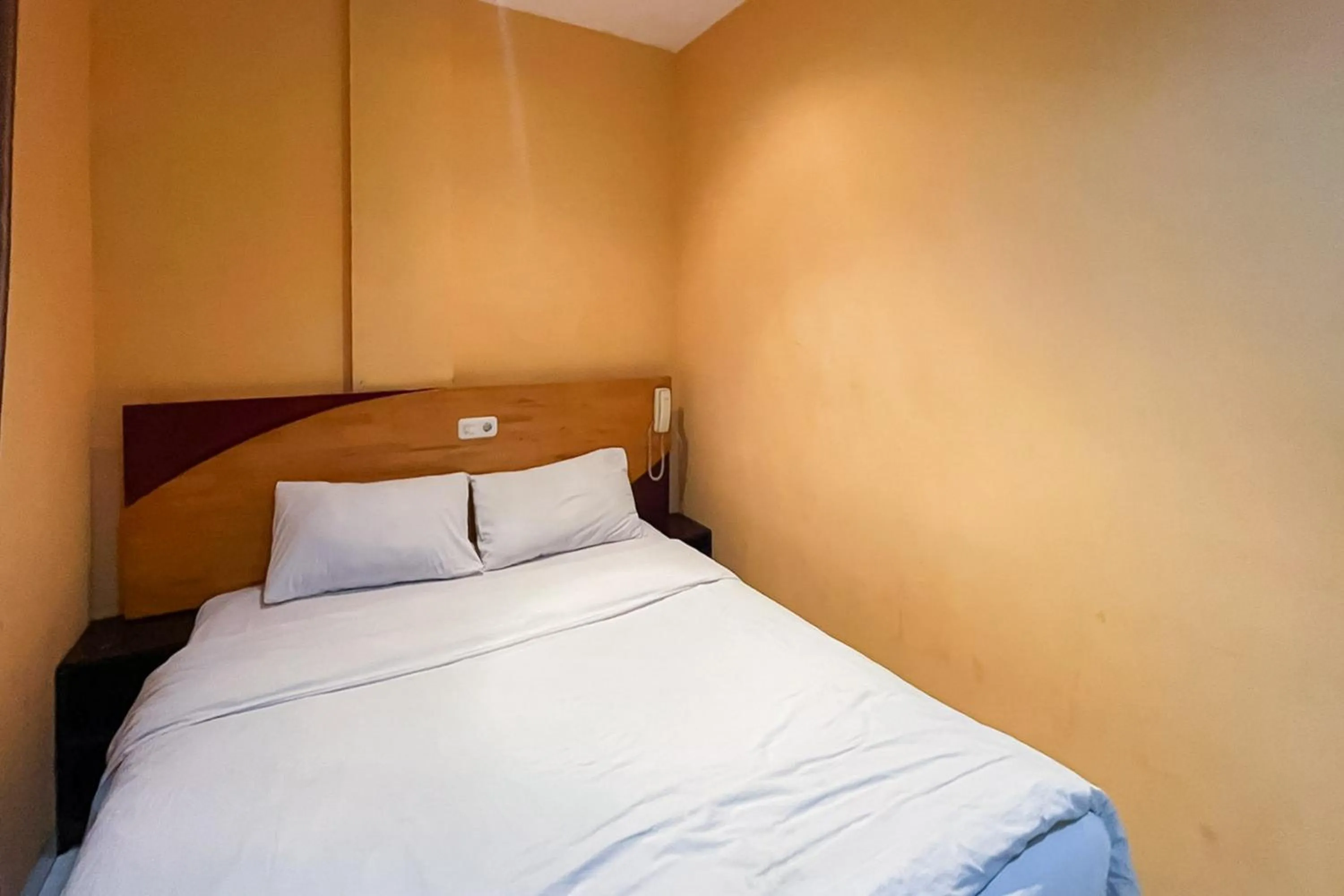 Bedroom, Bed in RedDoorz at Hotel Anda Pematang Siantar