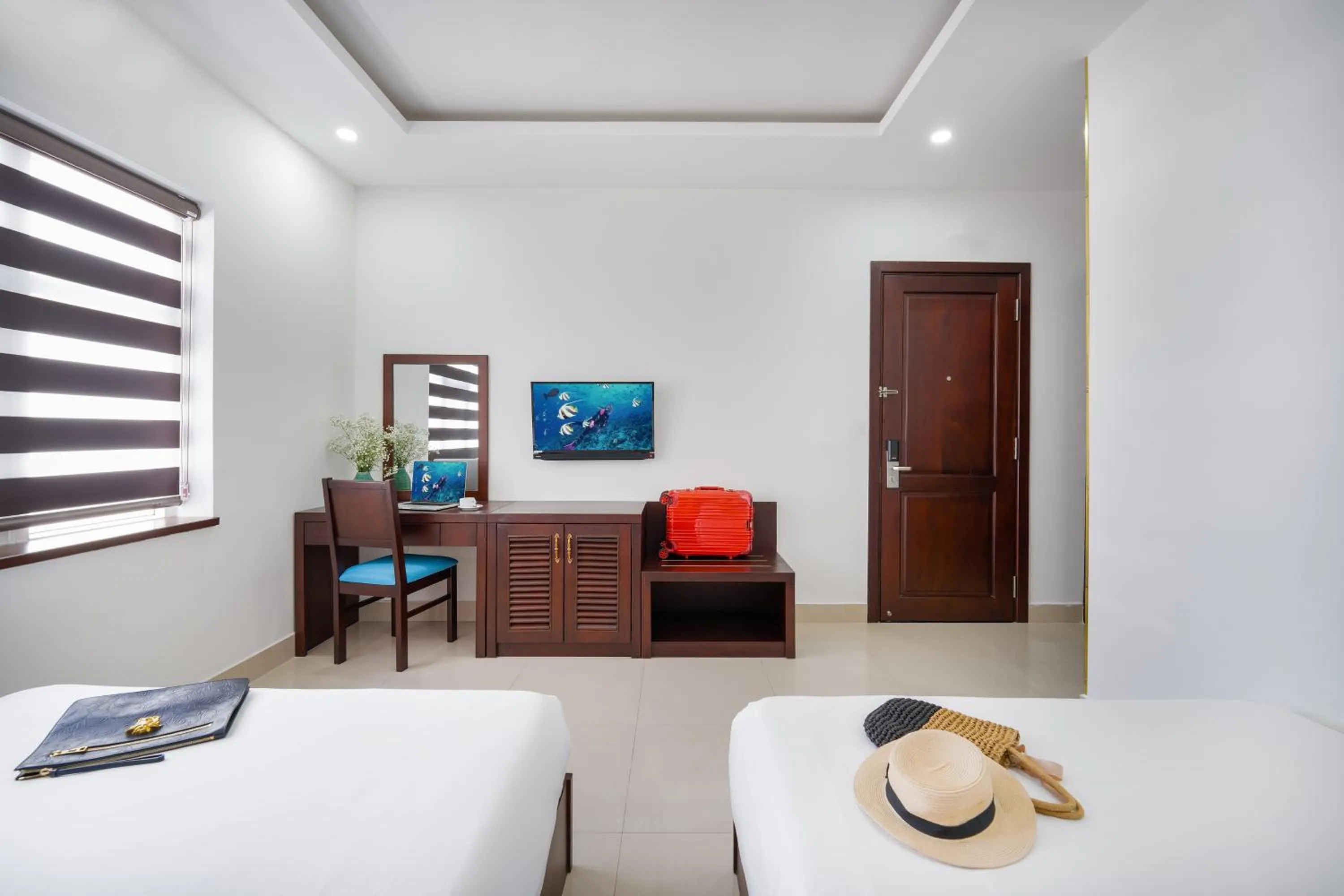Living room, Bed in Platinum Beach Hotel & Apartment