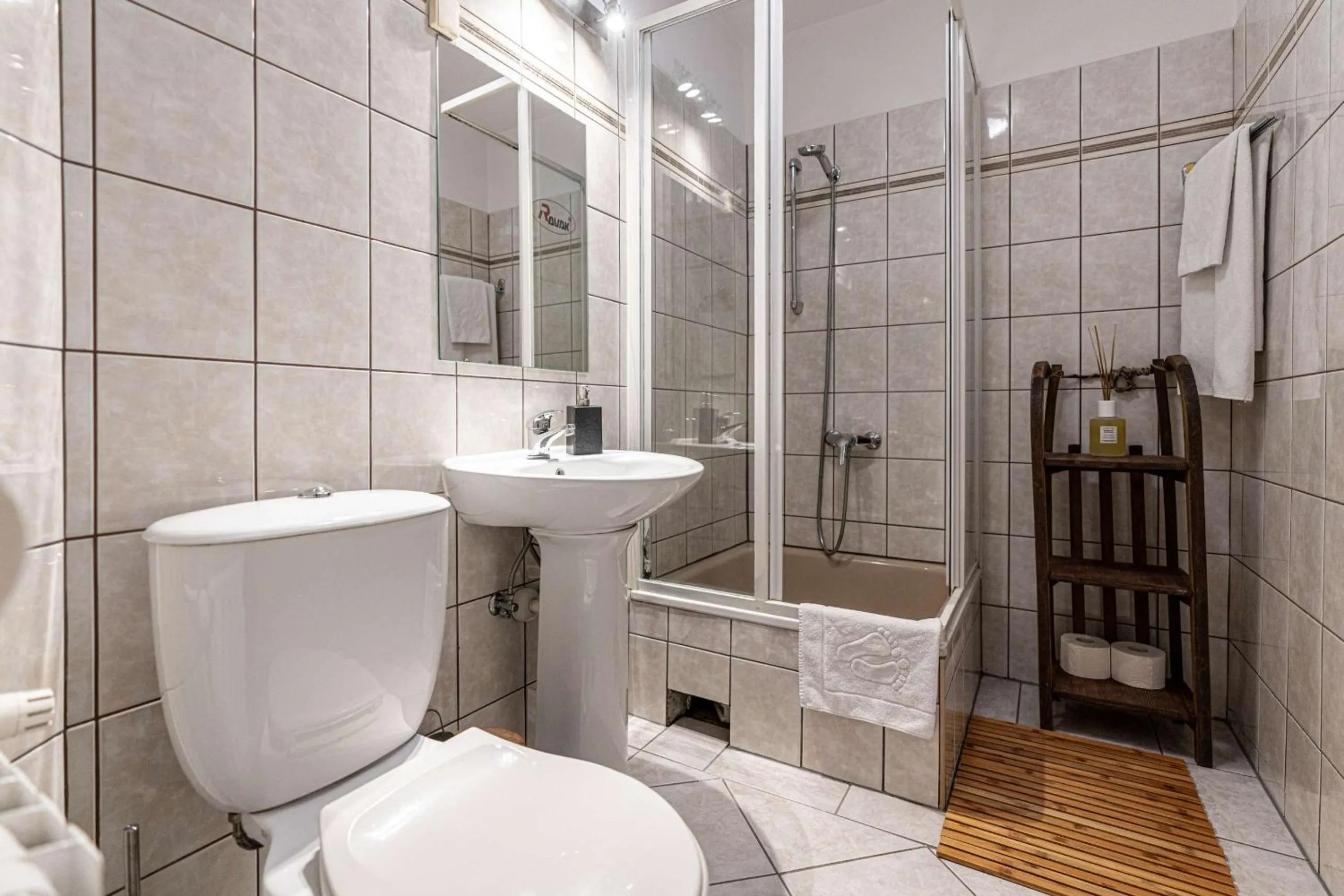 Shower in Liberta INN - Pokoje Gościnne