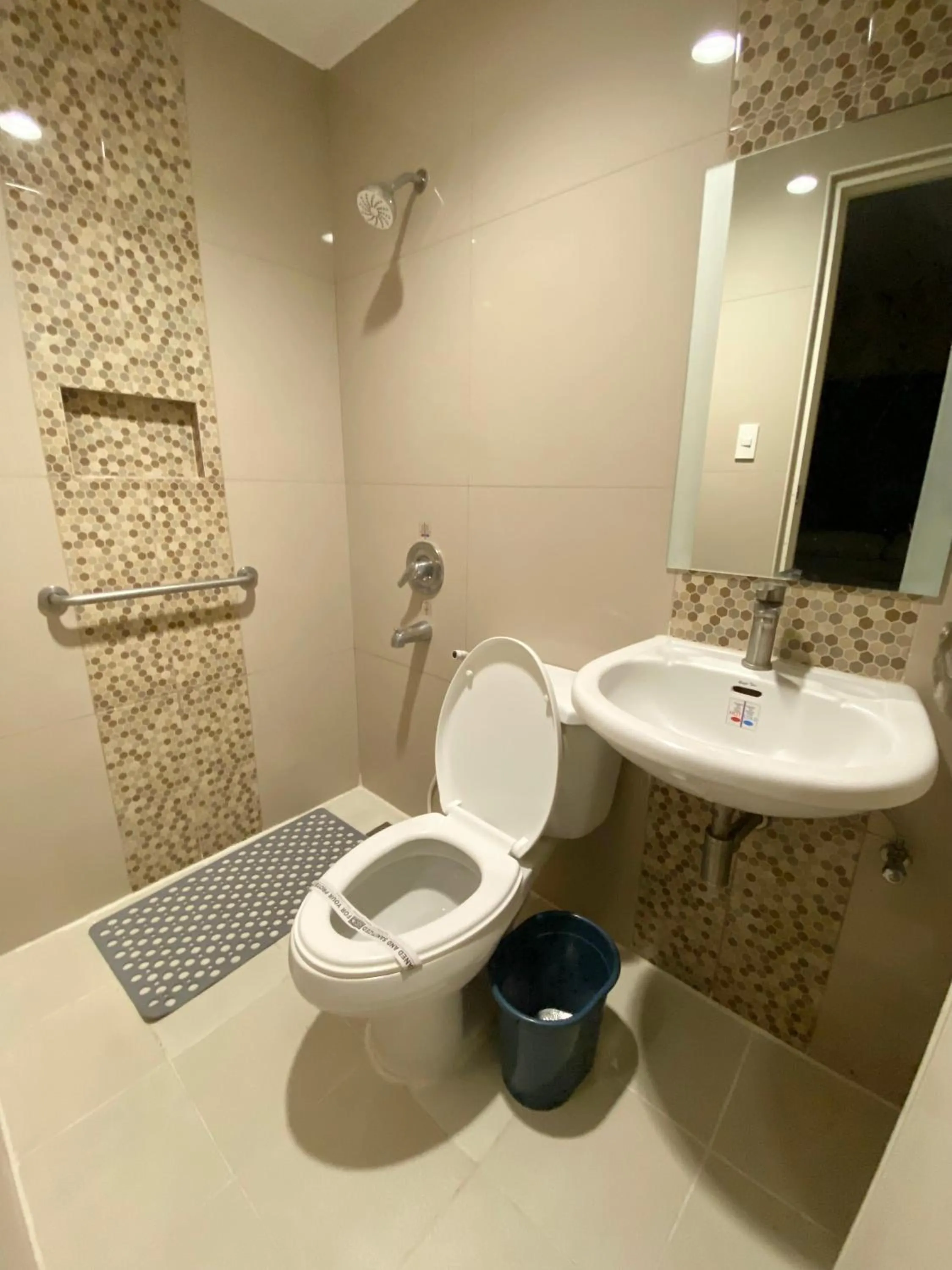 Bathroom in Hotel Sogo - EDSA Trinoma