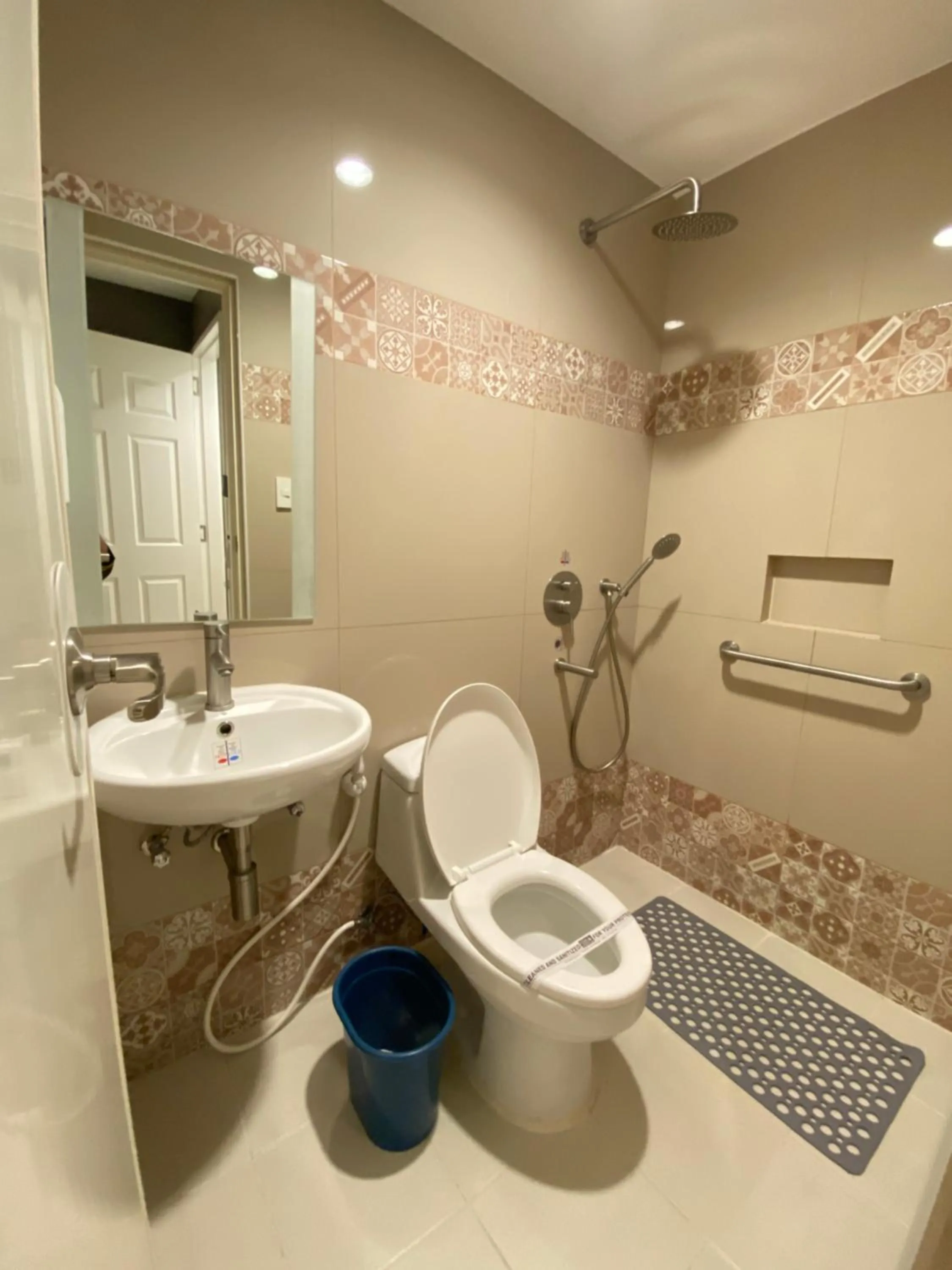 Bathroom in Hotel Sogo - EDSA Trinoma