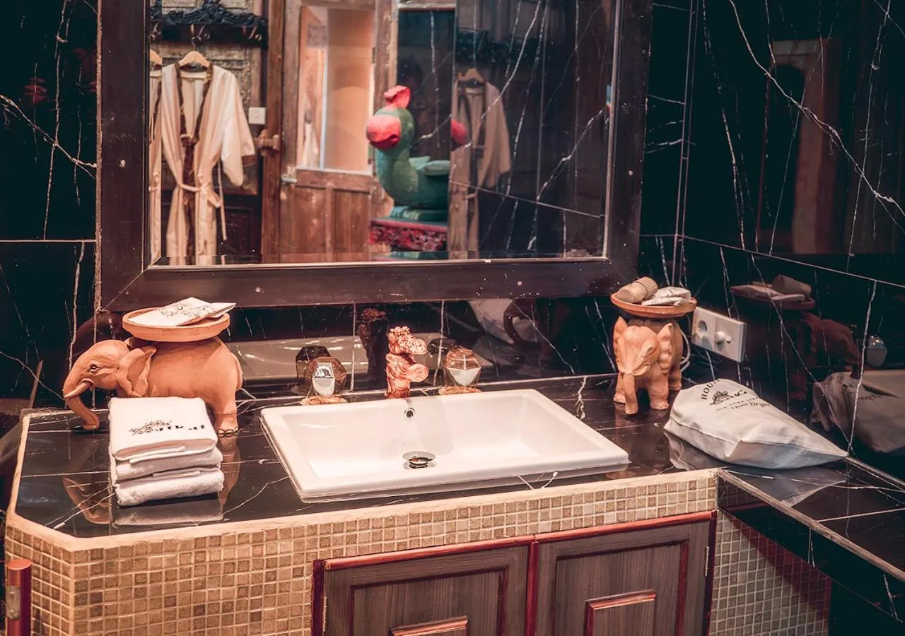 Bathroom in House of Tugu, Old Town Jakarta