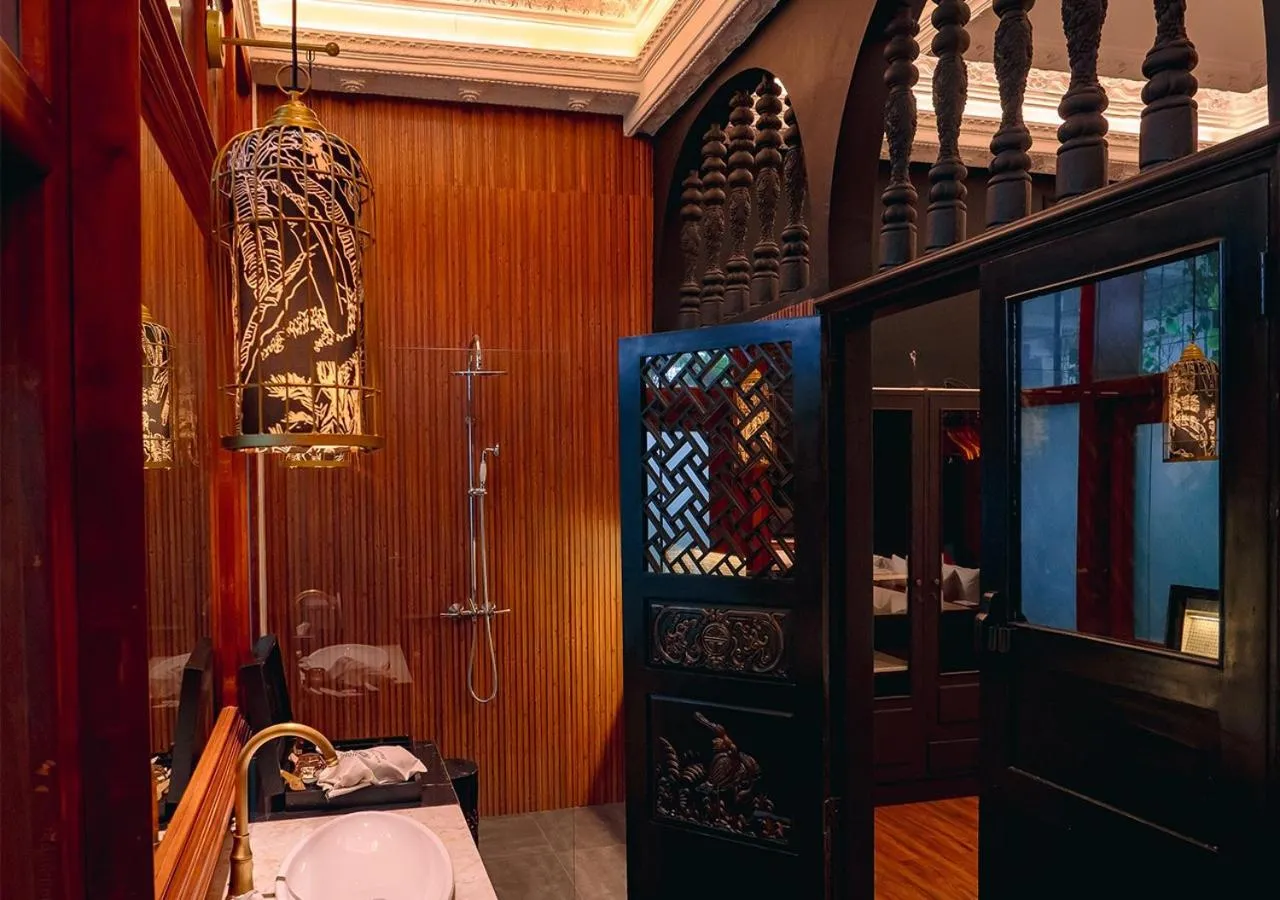 Bathroom in House of Tugu, Old Town Jakarta