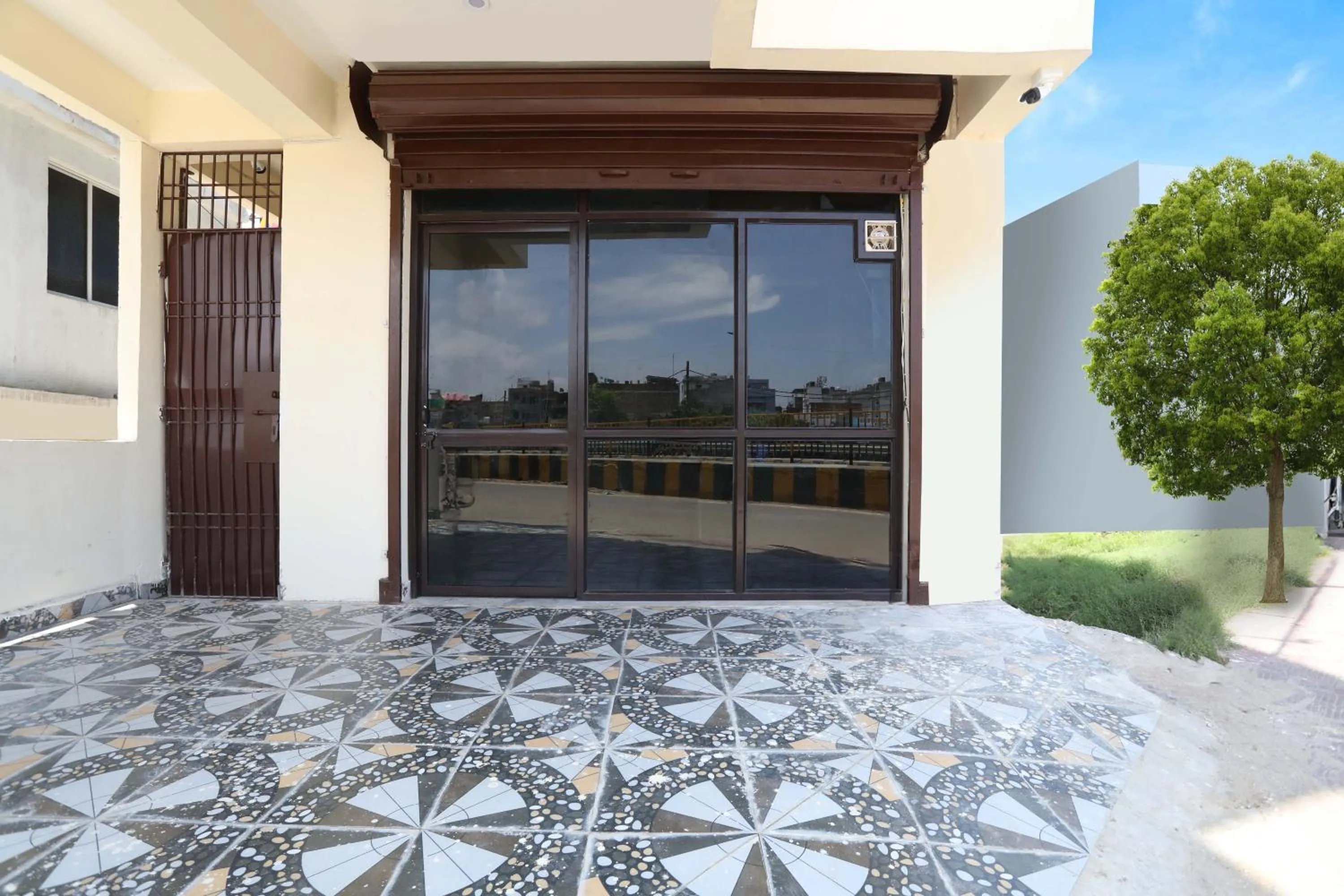 Facade/entrance in Hotel O M.V PALACE