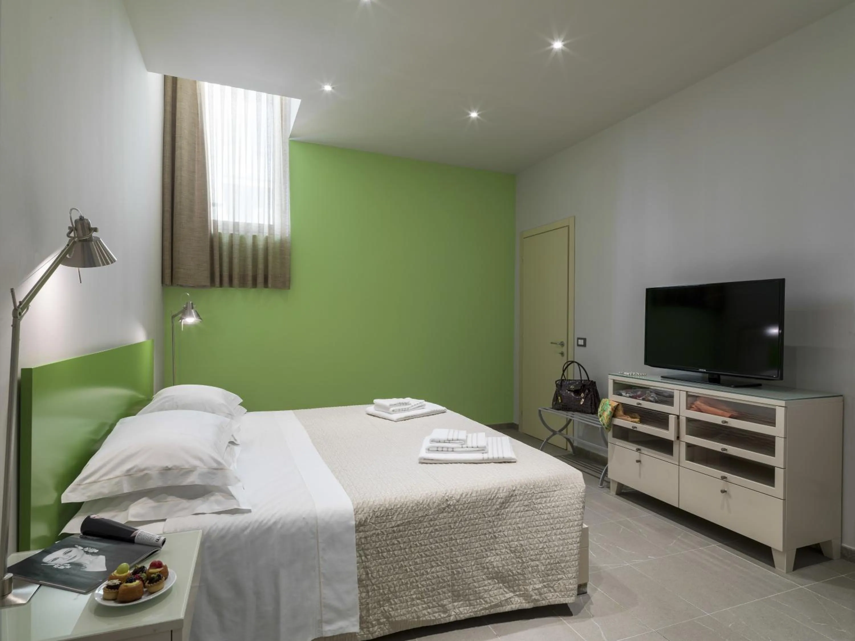 Bedroom, Bed in PopArtment