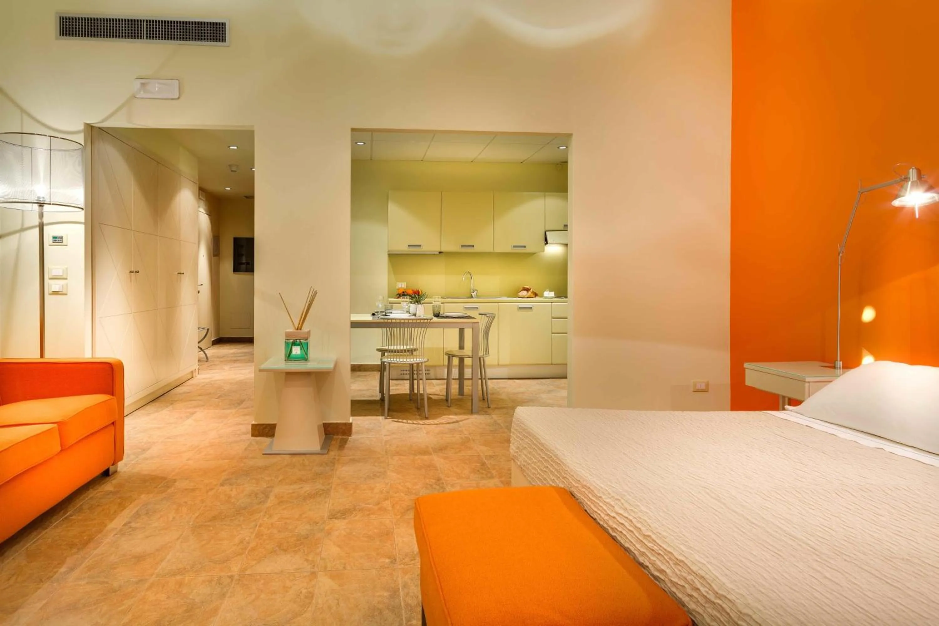 Photo of the whole room, Bed in PopArtment