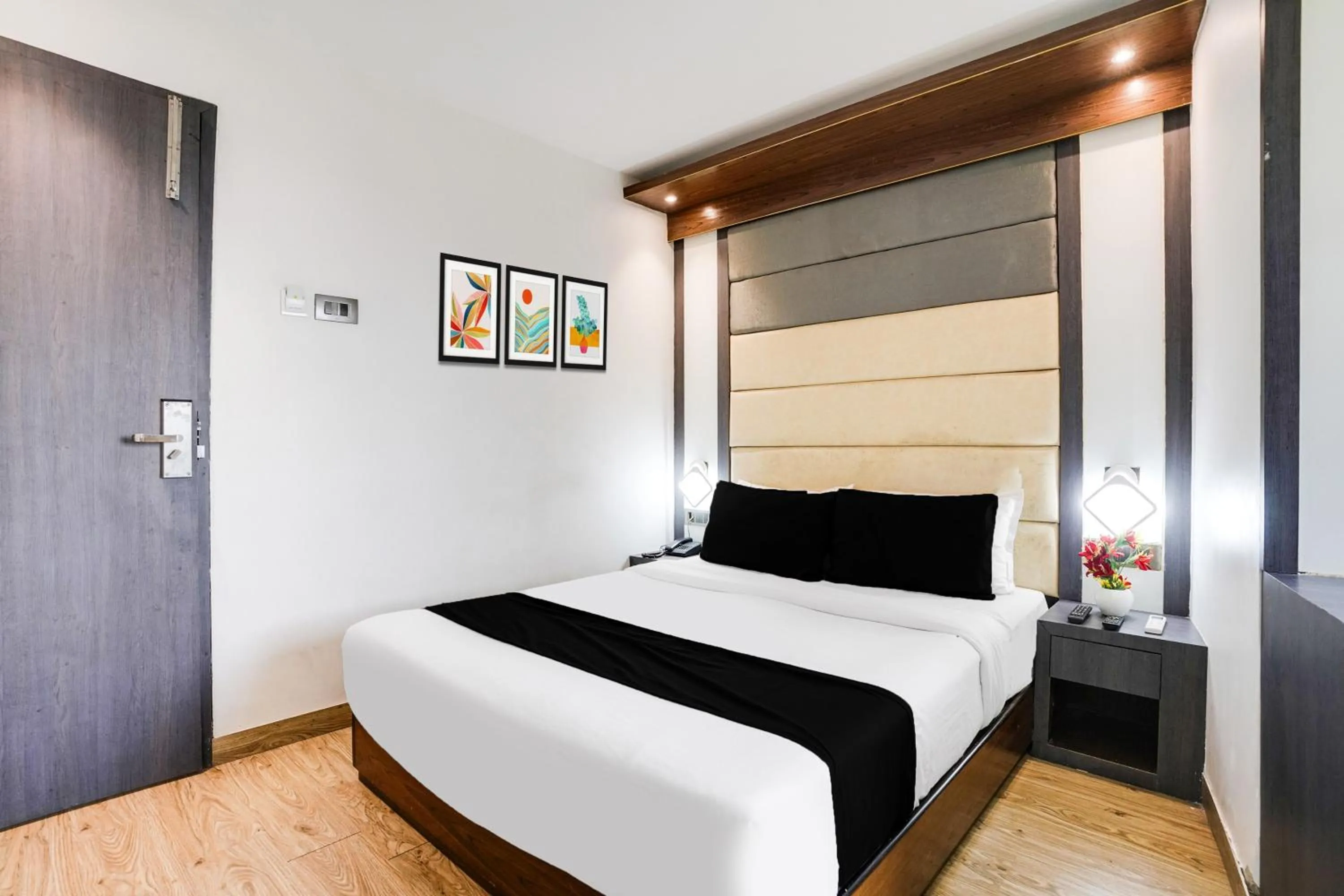 Bedroom, Bed in Super Collection O Andheri Near Western Express Highway