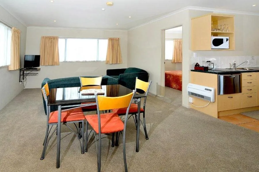 Academy at Botany Motor Inn