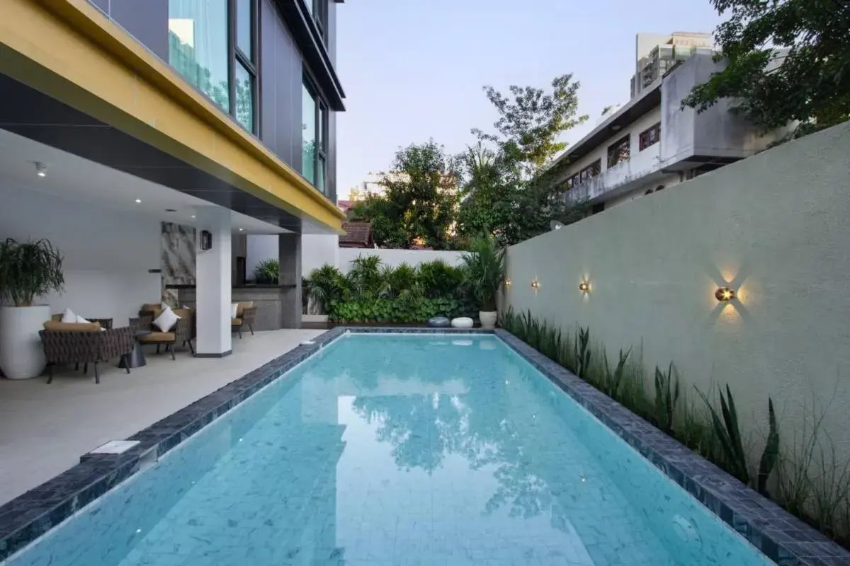 Swimming pool in Aquila Hotel Bangkok Swimming pool in Aquila Hotel Bangkok