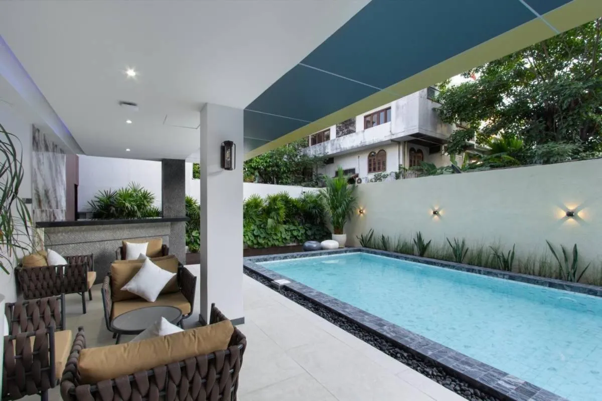 Swimming pool in Aquila Hotel Bangkok