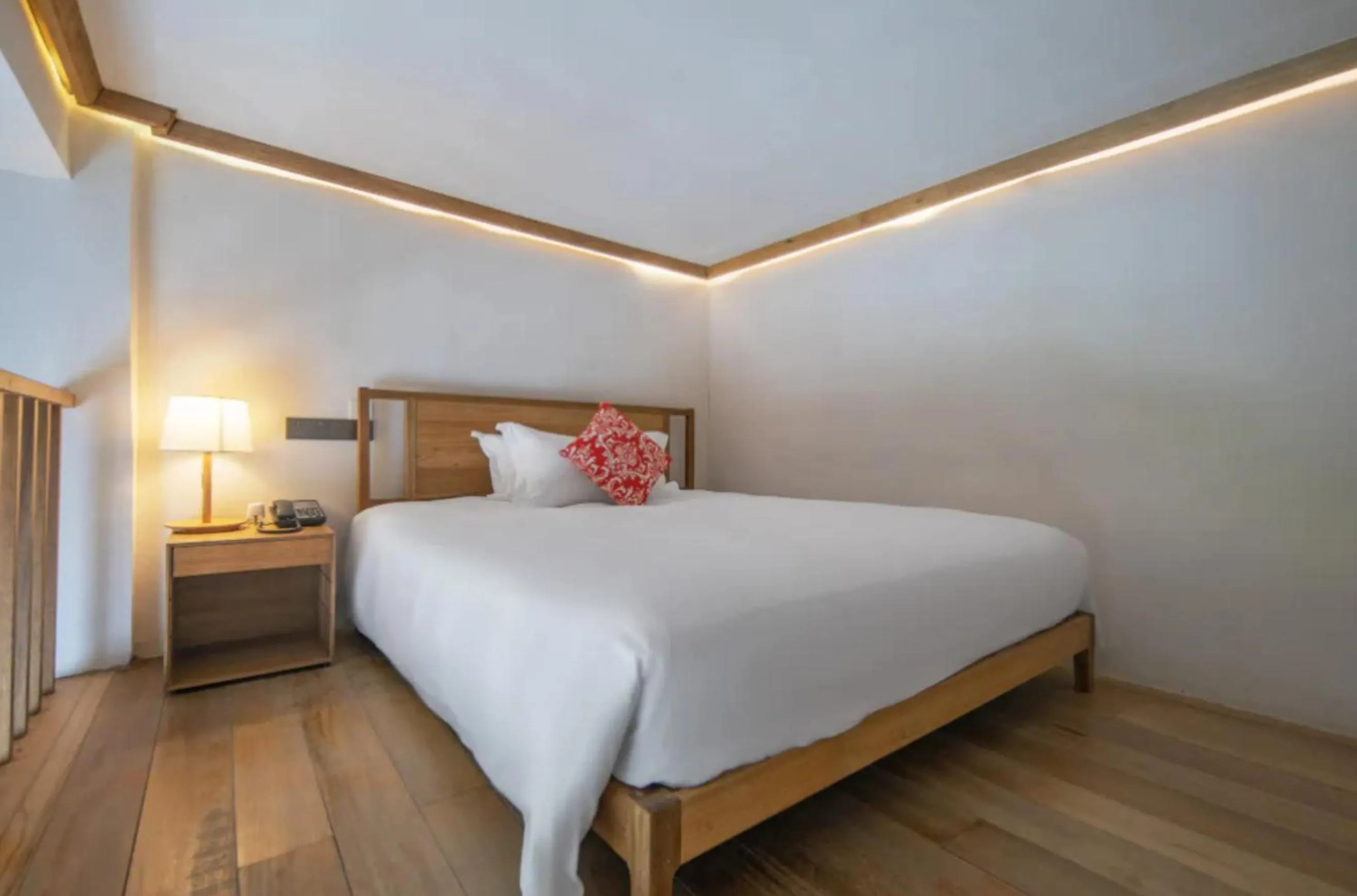 Bed in Ramadaencore By Wyndham Shanghai Pud ong Airport -Provide free 24hour shuttle bus service for airport pick-up and drop-off at Pud ong Airport