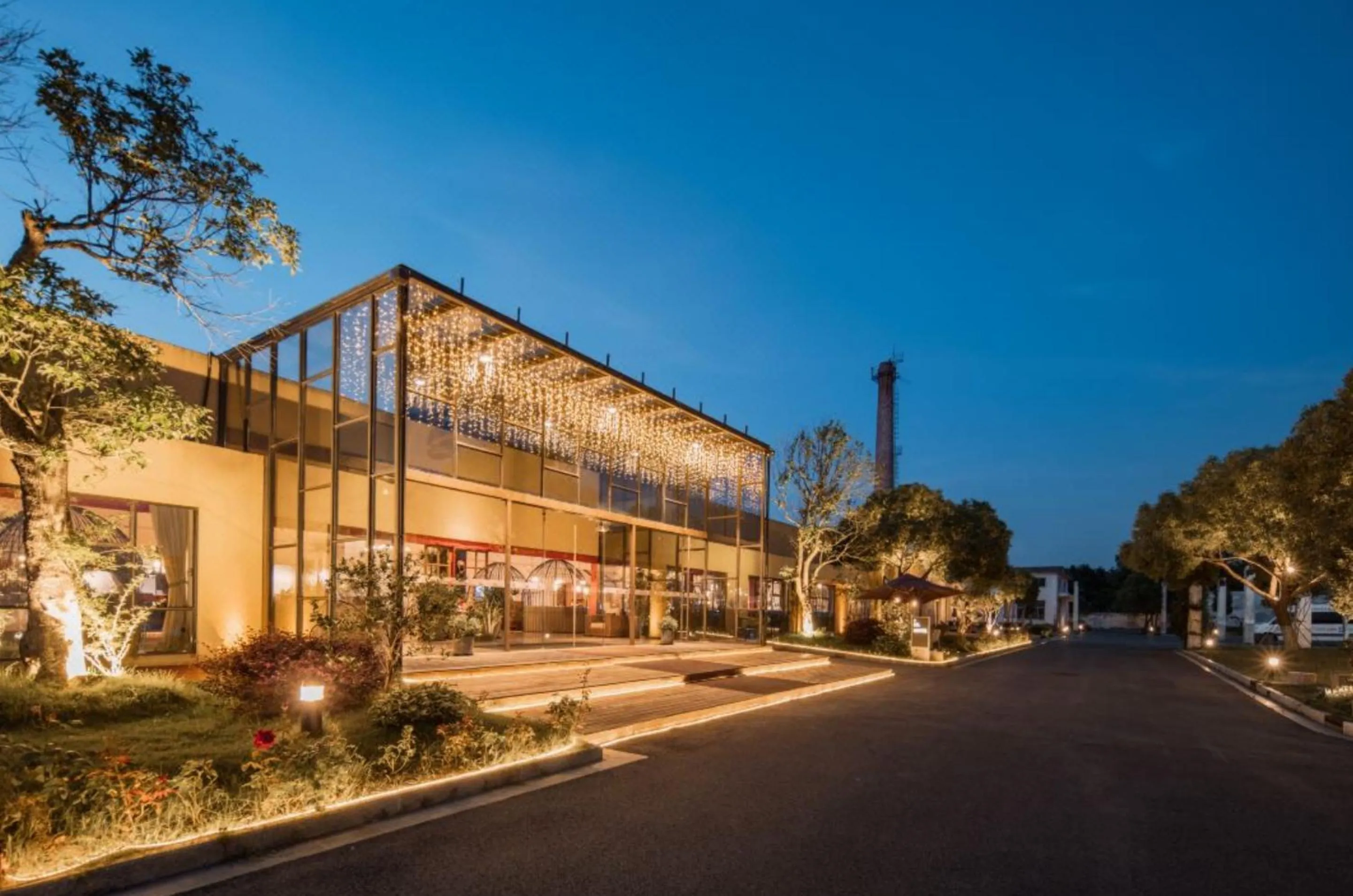Property building in Ramadaencore By Wyndham Shanghai Pud ong Airport -Provide free 24hour shuttle bus service for airport pick-up and drop-off at Pud ong Airport