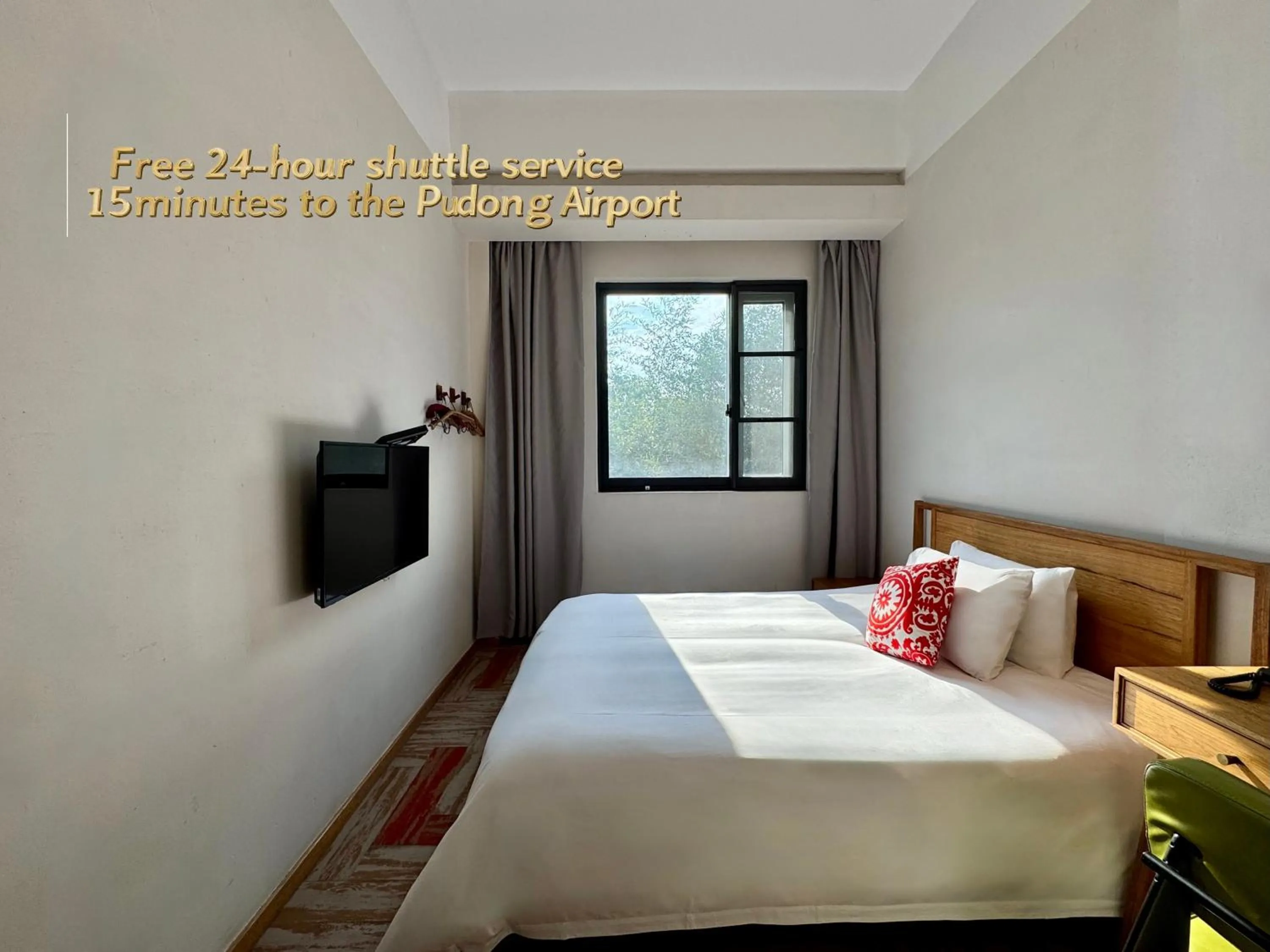 Photo of the whole room, Bed in Ramadaencore By Wyndham Shanghai Pud ong Airport -Provide free 24hour shuttle bus service for airport pick-up and drop-off at Pud ong Airport