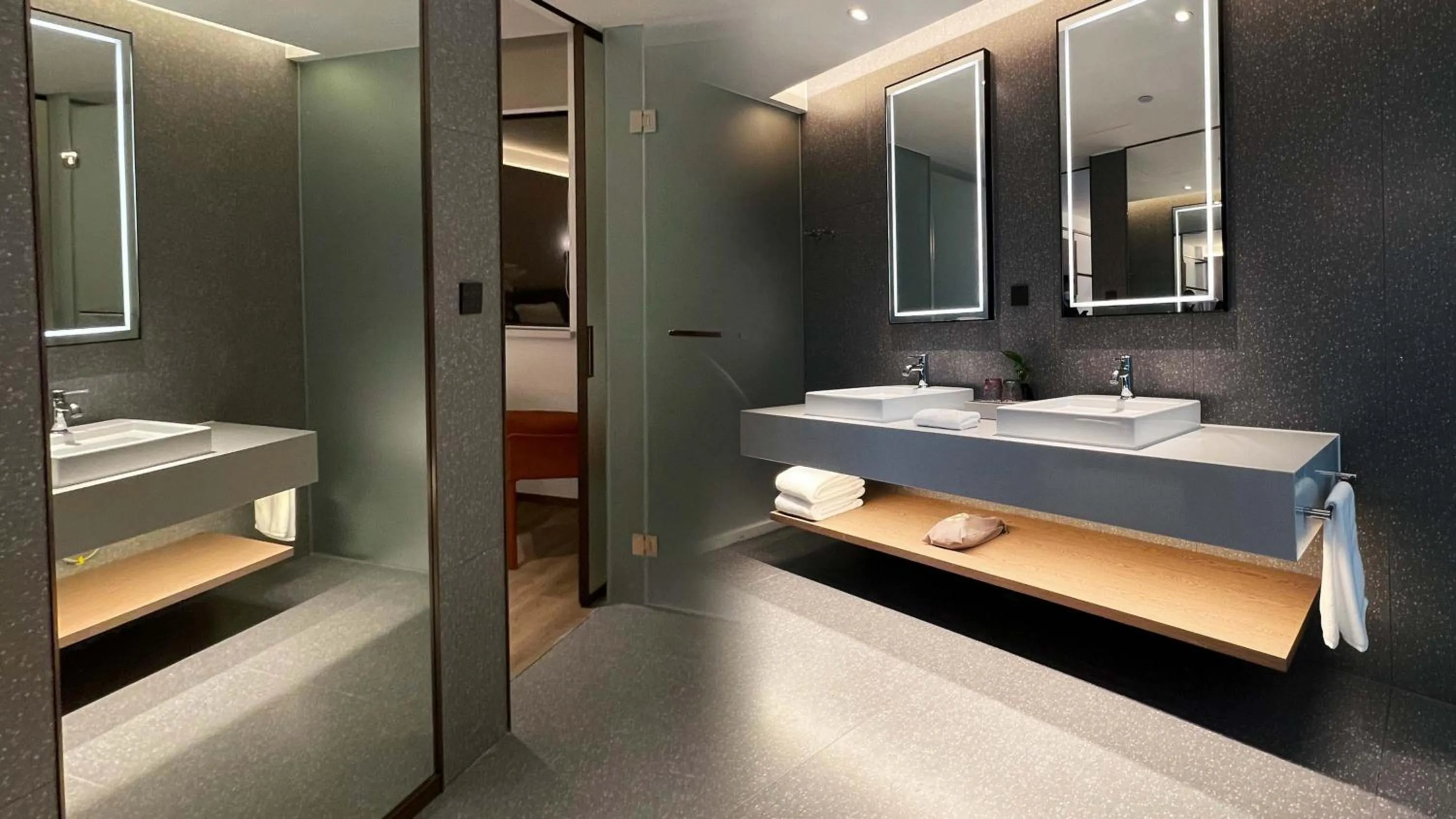 Property building in Ramadaencore By Wyndham Shanghai Pud ong Airport -Provide free 24hour shuttle bus service for airport pick-up and drop-off at Pud ong Airport