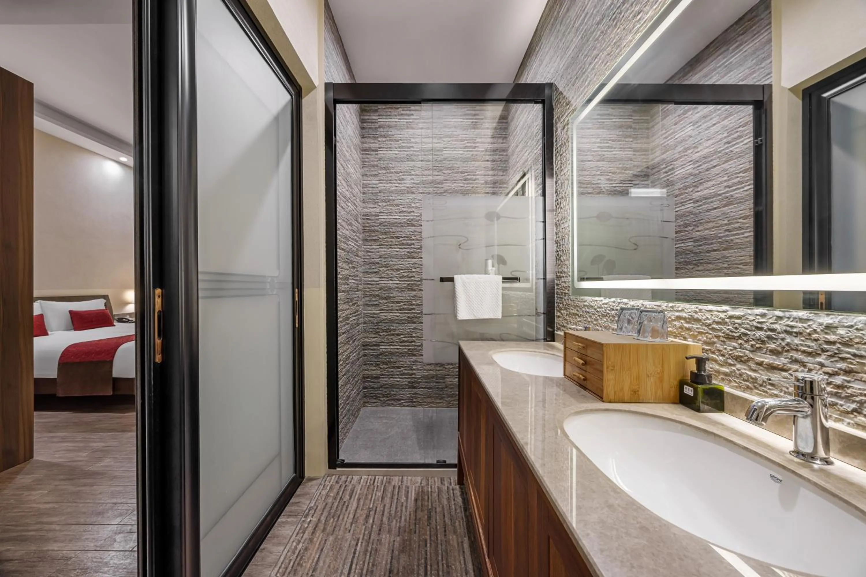 Photo of the whole room, Bed in Ramadaencore By Wyndham Shanghai Pud ong Airport -Provide free 24hour shuttle bus service for airport pick-up and drop-off at Pud ong Airport