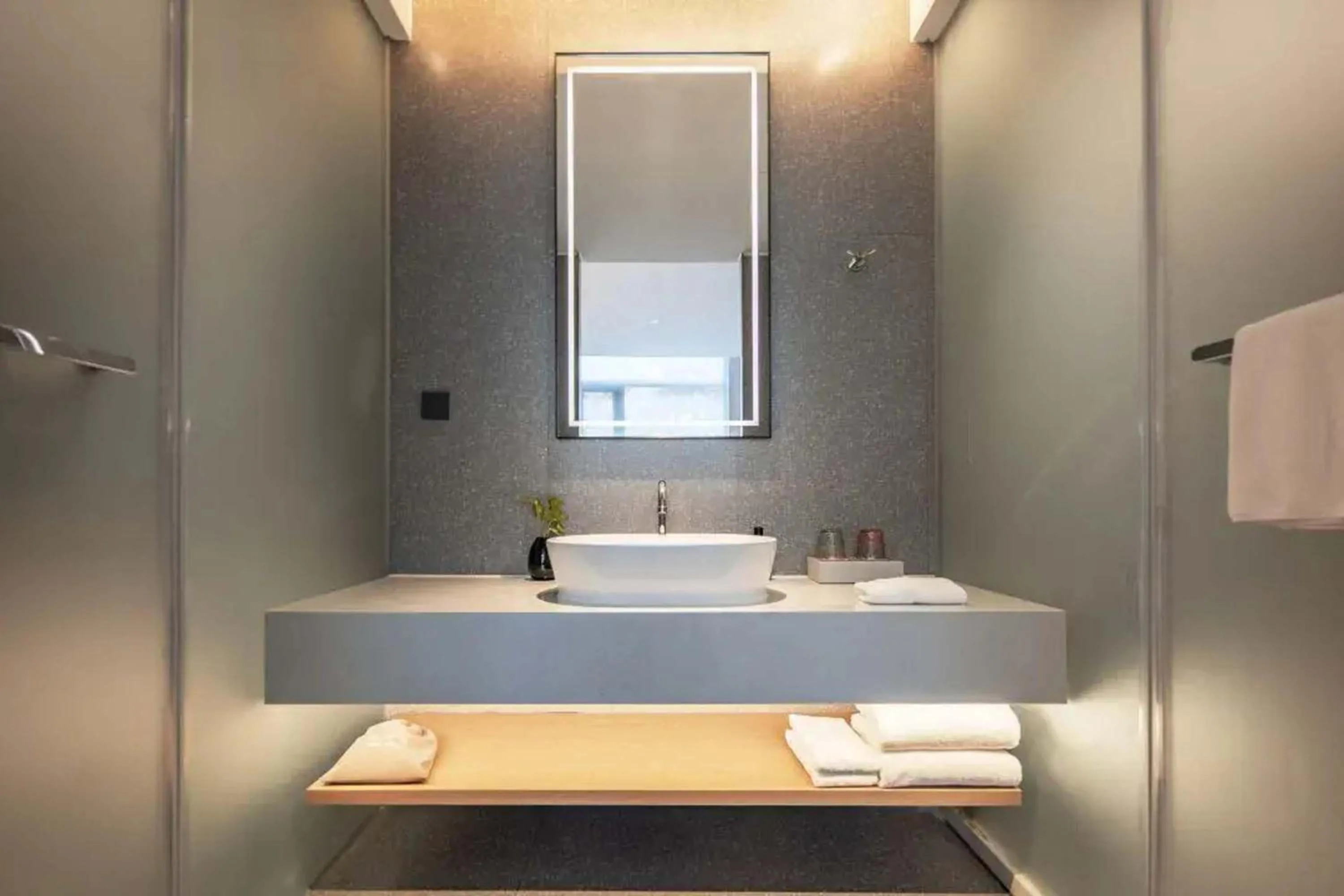 Bathroom in Ramadaencore By Wyndham Shanghai Pud ong Airport -Provide free 24hour shuttle bus service for airport pick-up and drop-off at Pud ong Airport