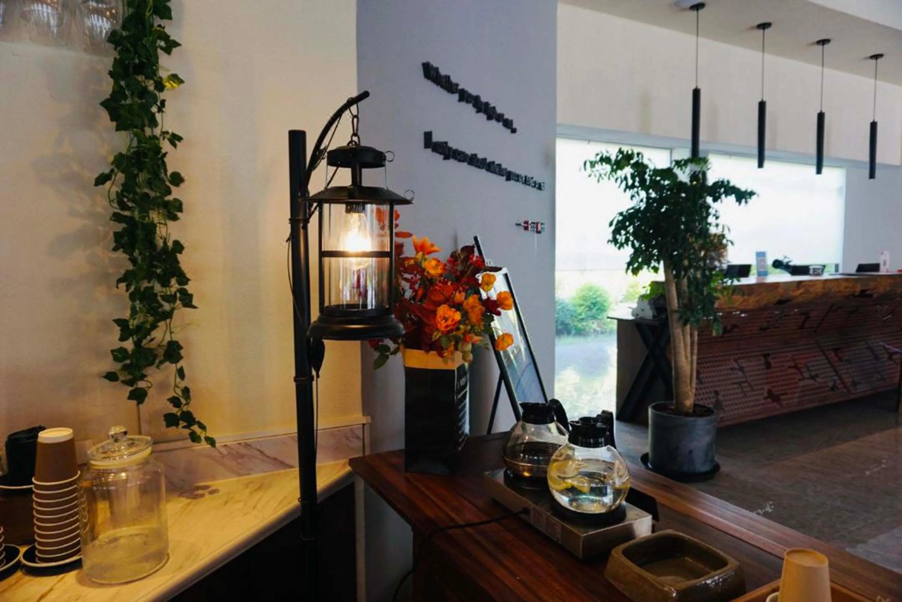 Food and drinks in Ramadaencore By Wyndham Shanghai Pud ong Airport -Provide free 24hour shuttle bus service for airport pick-up and drop-off at Pud ong Airport