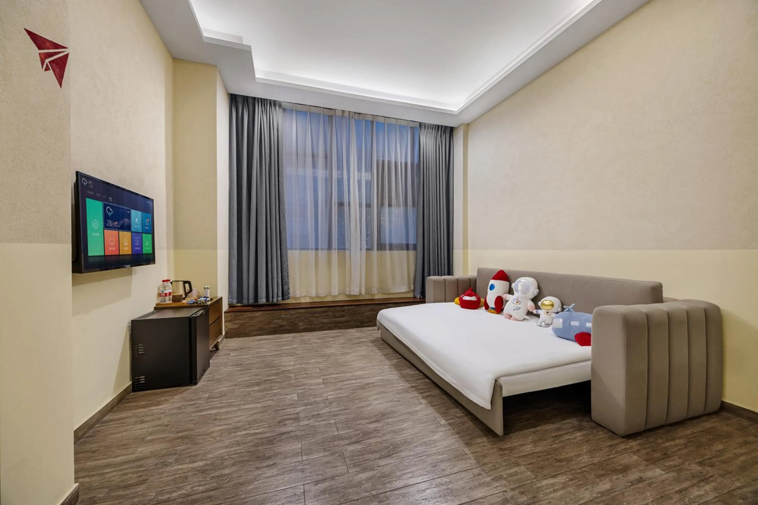 Bed in Ramadaencore By Wyndham Shanghai Pud ong Airport -Provide free 24hour shuttle bus service for airport pick-up and drop-off at Pud ong Airport