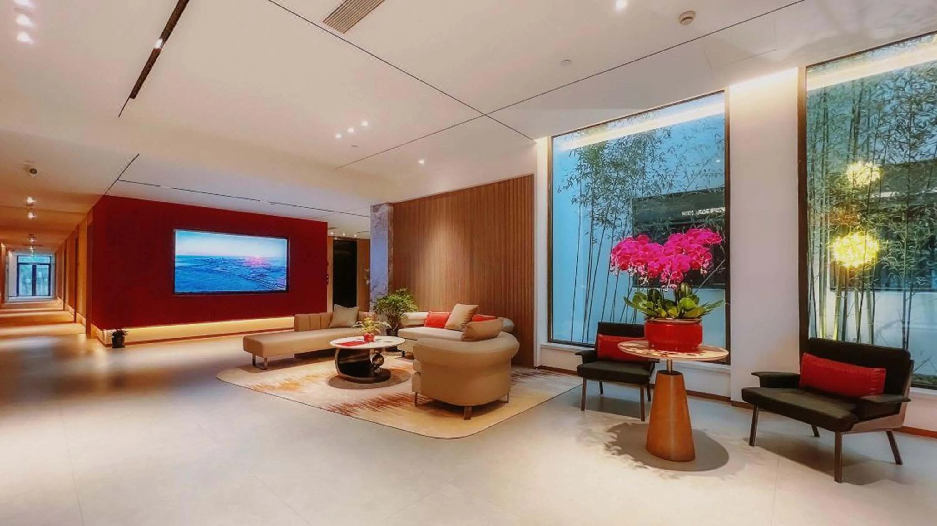 Seating area in Ramadaencore By Wyndham Shanghai Pud ong Airport -Provide free 24hour shuttle bus service for airport pick-up and drop-off at Pud ong Airport