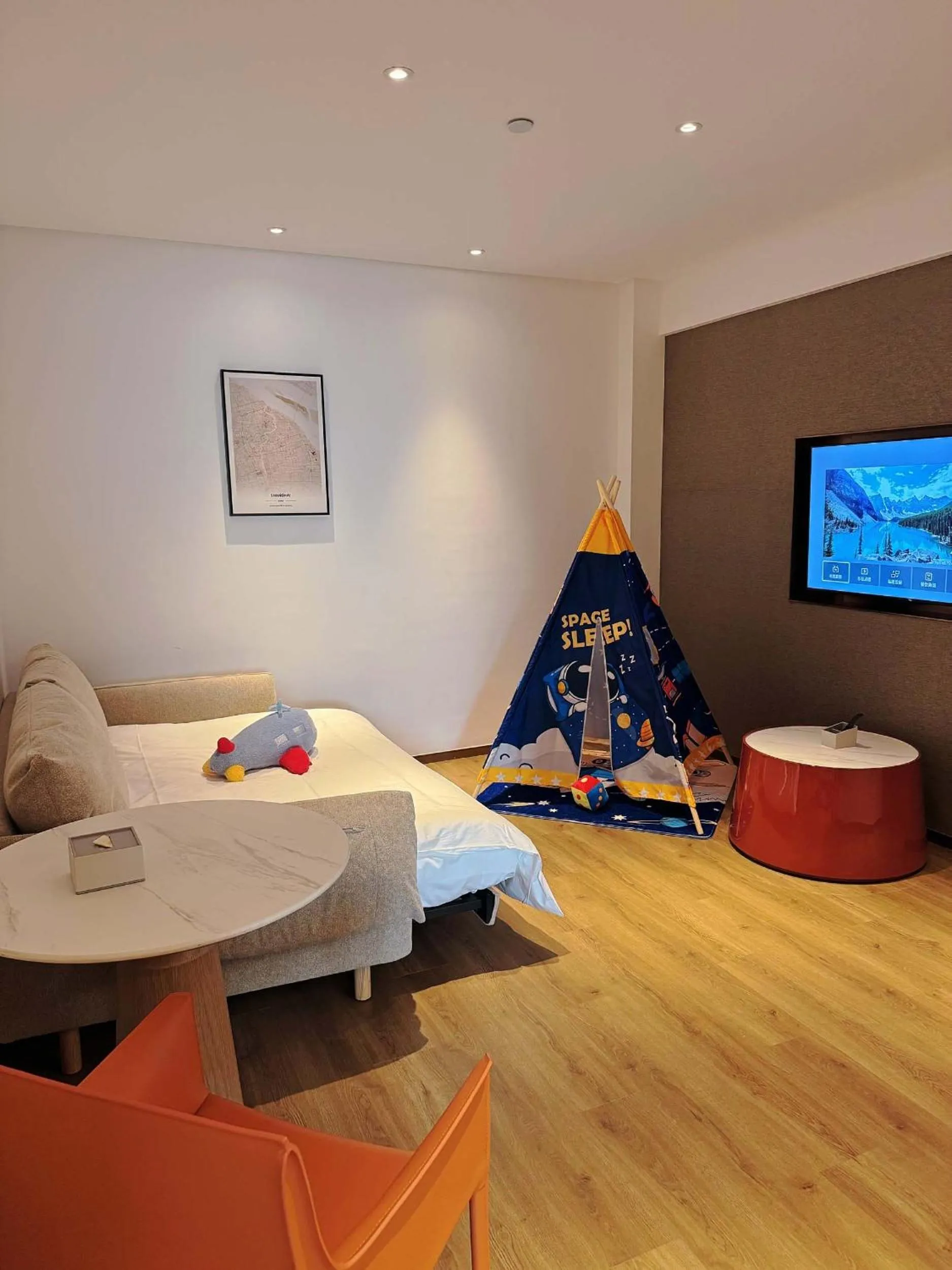 TV and multimedia in Ramadaencore By Wyndham Shanghai Pud ong Airport -Provide free 24hour shuttle bus service for airport pick-up and drop-off at Pud ong Airport