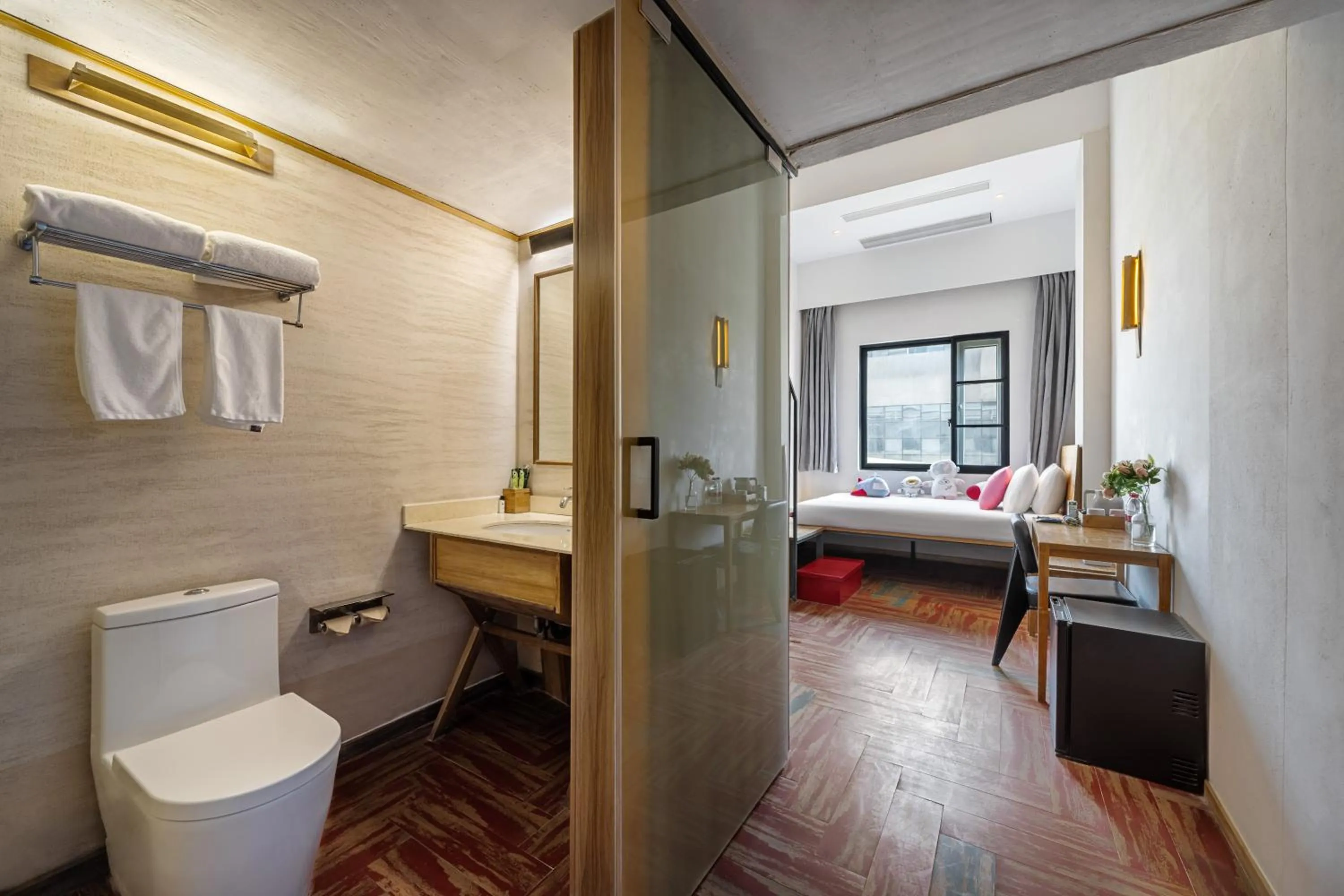 Twin Room with Shower in Ramadaencore By Wyndham Shanghai Pud ong Airport -Provide free 24hour shuttle bus service for airport pick-up and drop-off at Pud ong Airport