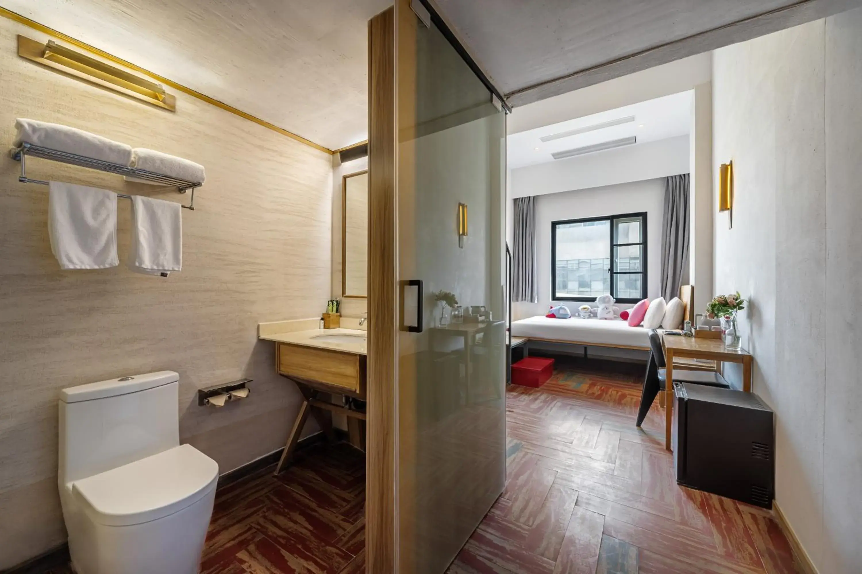 Twin Room with Shower in Ramadaencore By Wyndham Shanghai Pud ong Airport -Provide free 24hour shuttle bus service for airport pick-up and drop-off at Pud ong Airport Twin Room with Shower in Ramadaencore By Wyndham Shanghai Pud ong Airport -Provide free 24hour shuttle bus service for airport pick-up and drop-off at Pud ong Airport