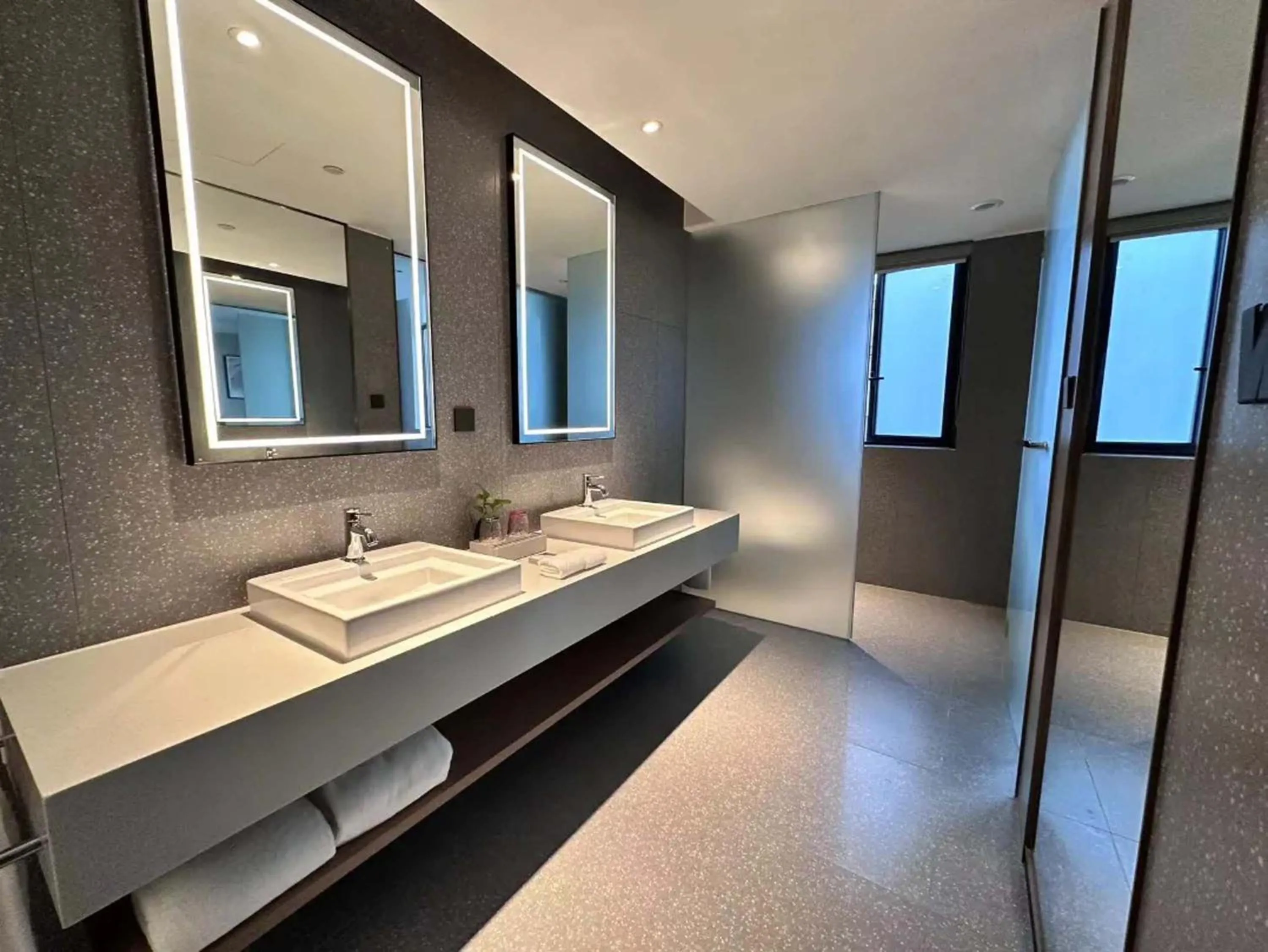 Bathroom in Ramadaencore By Wyndham Shanghai Pud ong Airport -Provide free 24hour shuttle bus service for airport pick-up and drop-off at Pud ong Airport