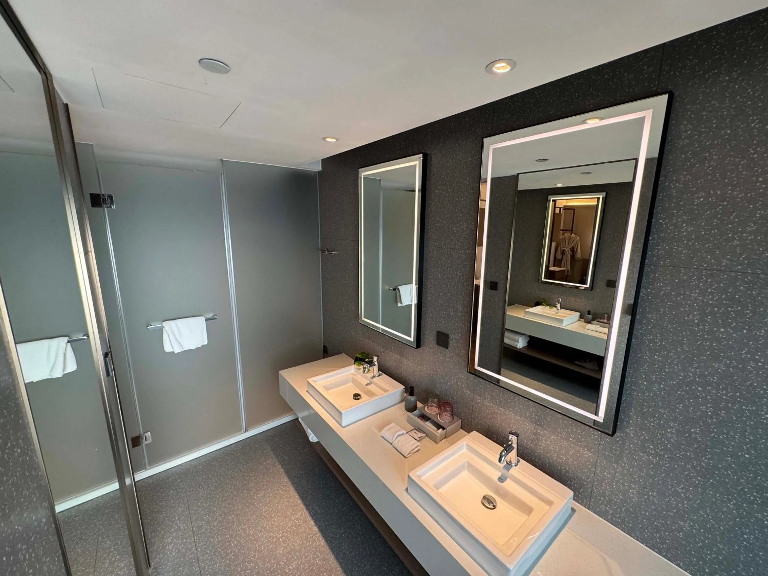 Bathroom in Ramadaencore By Wyndham Shanghai Pud ong Airport -Provide free 24hour shuttle bus service for airport pick-up and drop-off at Pud ong Airport