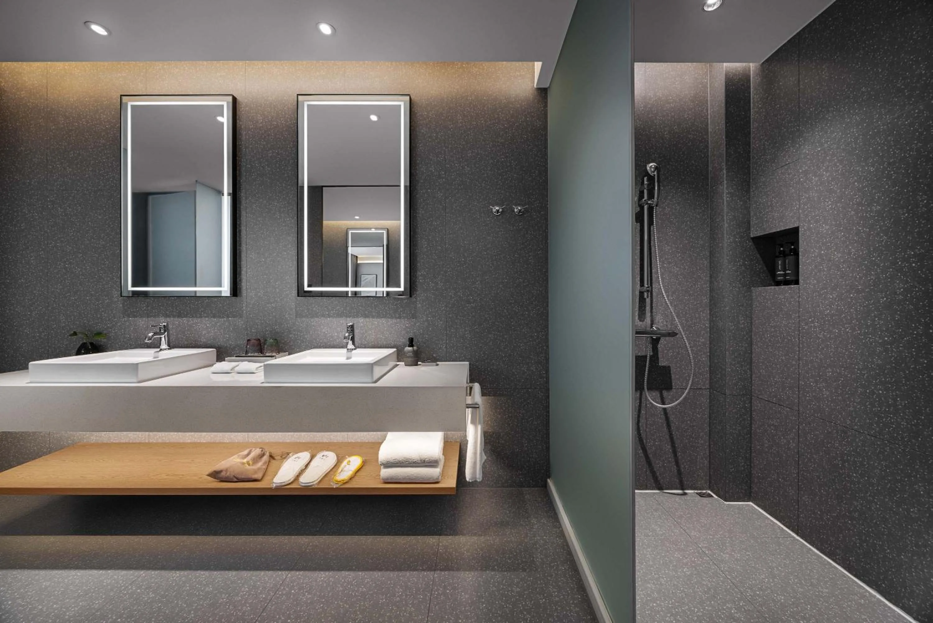 Bathroom, Bed in Ramadaencore By Wyndham Shanghai Pud ong Airport -Provide free 24hour shuttle bus service for airport pick-up and drop-off at Pud ong Airport