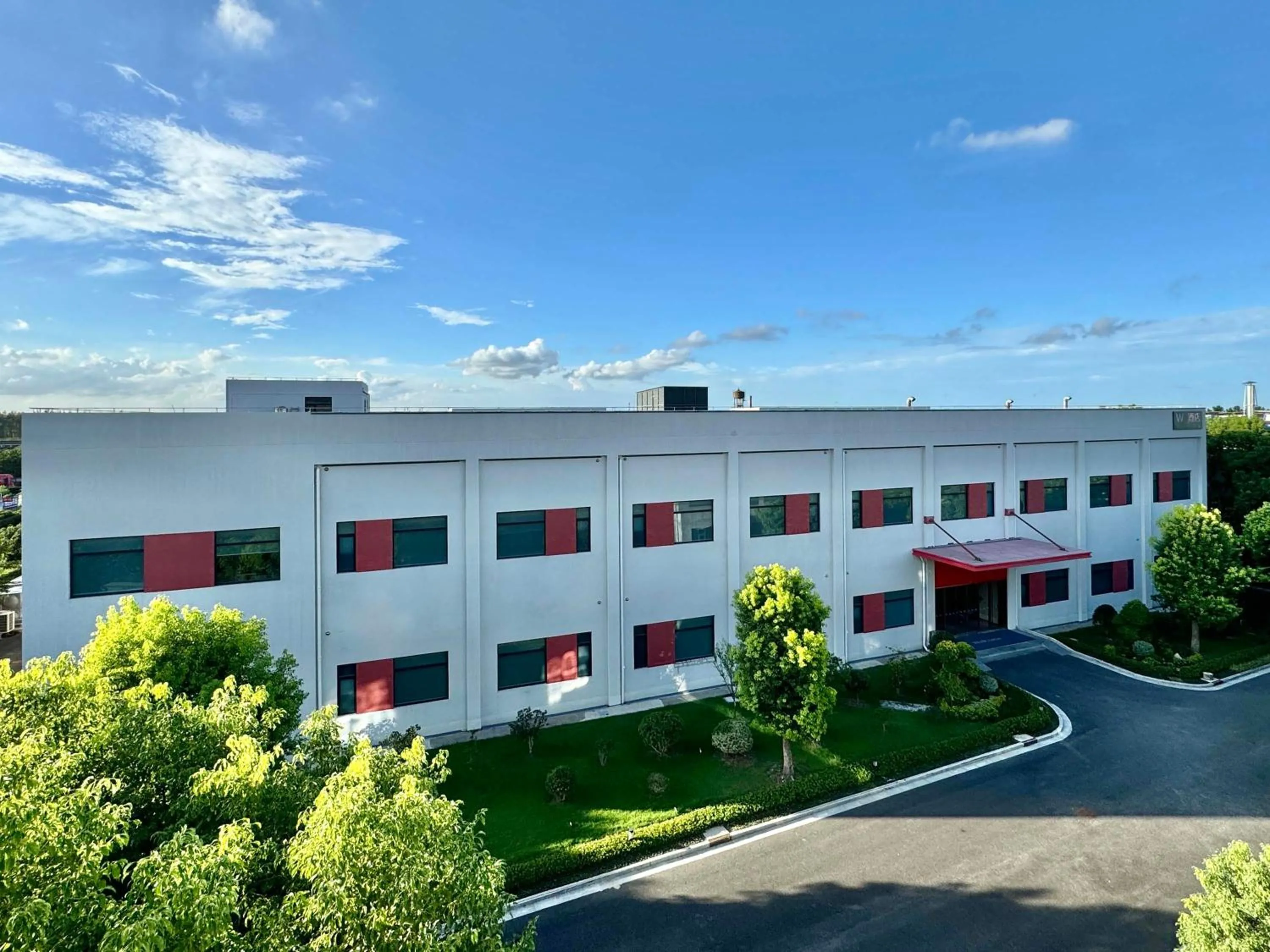 Property building in Ramadaencore By Wyndham Shanghai Pud ong Airport -Provide free 24hour shuttle bus service for airport pick-up and drop-off at Pud ong Airport