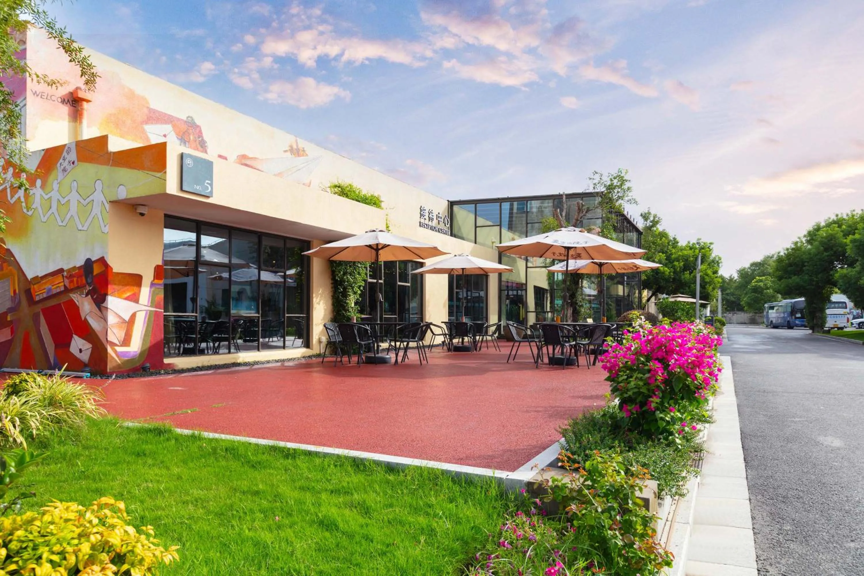 Spring in Ramadaencore By Wyndham Shanghai Pud ong Airport -Provide free 24hour shuttle bus service for airport pick-up and drop-off at Pud ong Airport
