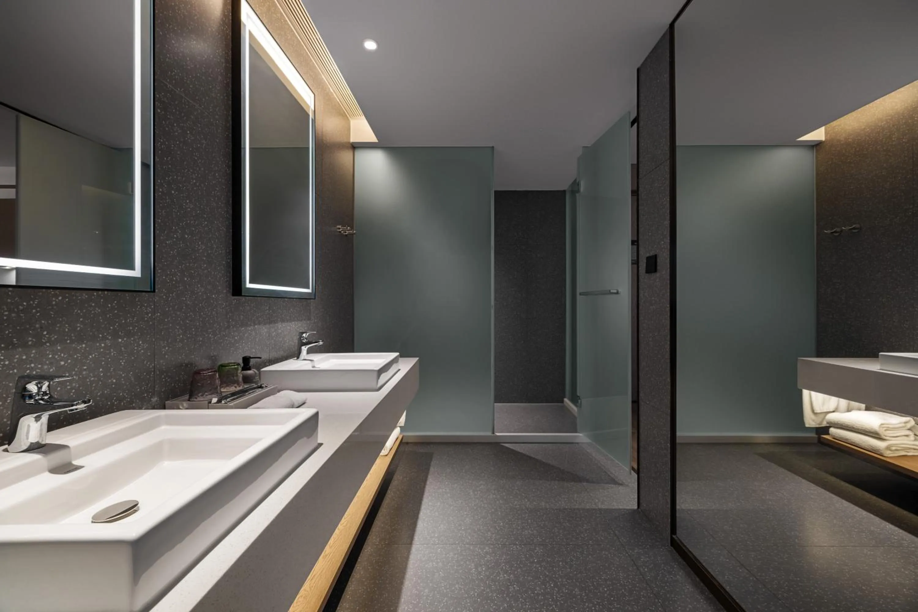 Bathroom in Ramadaencore By Wyndham Shanghai Pud ong Airport -Provide free 24hour shuttle bus service for airport pick-up and drop-off at Pud ong Airport