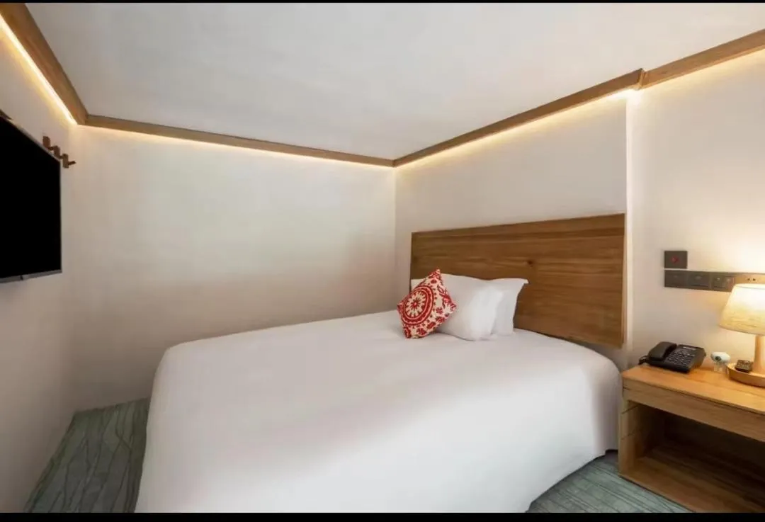 Bed in Ramadaencore By Wyndham Shanghai Pud ong Airport -Provide free 24hour shuttle bus service for airport pick-up and drop-off at Pud ong Airport