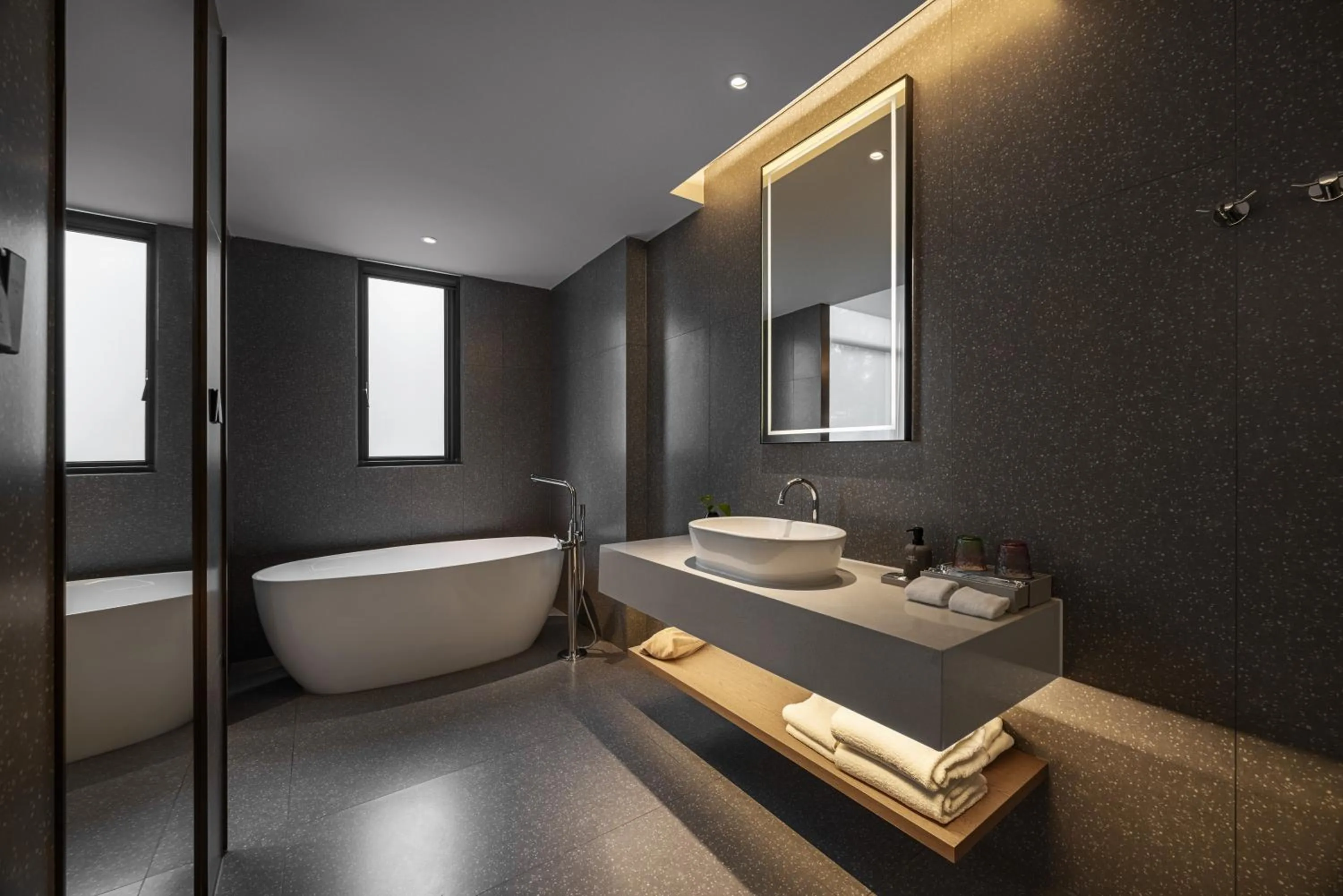 Bathroom in Ramadaencore By Wyndham Shanghai Pud ong Airport -Provide free 24hour shuttle bus service for airport pick-up and drop-off at Pud ong Airport