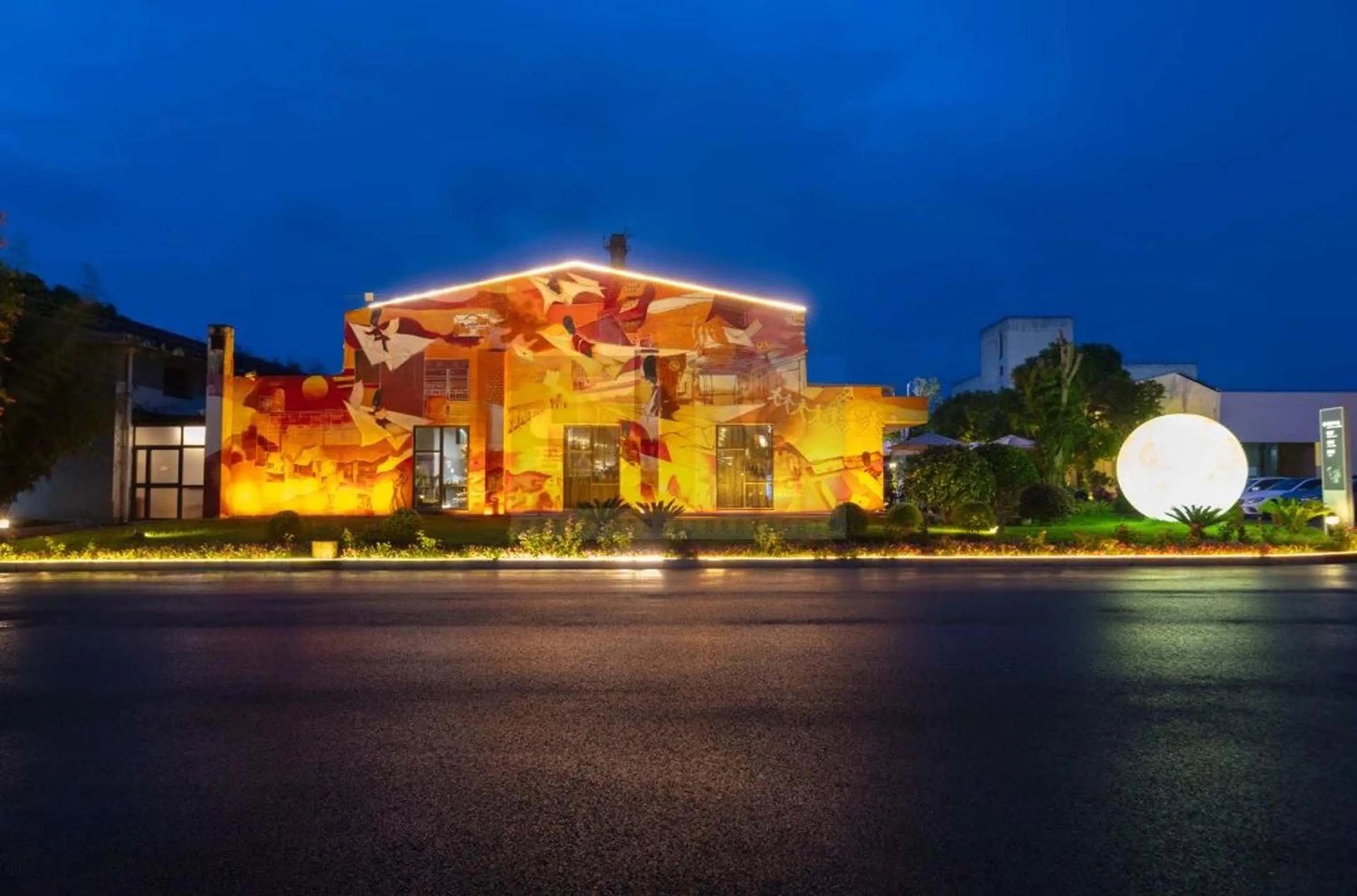 Property building in Ramadaencore By Wyndham Shanghai Pud ong Airport -Provide free 24hour shuttle bus service for airport pick-up and drop-off at Pud ong Airport
