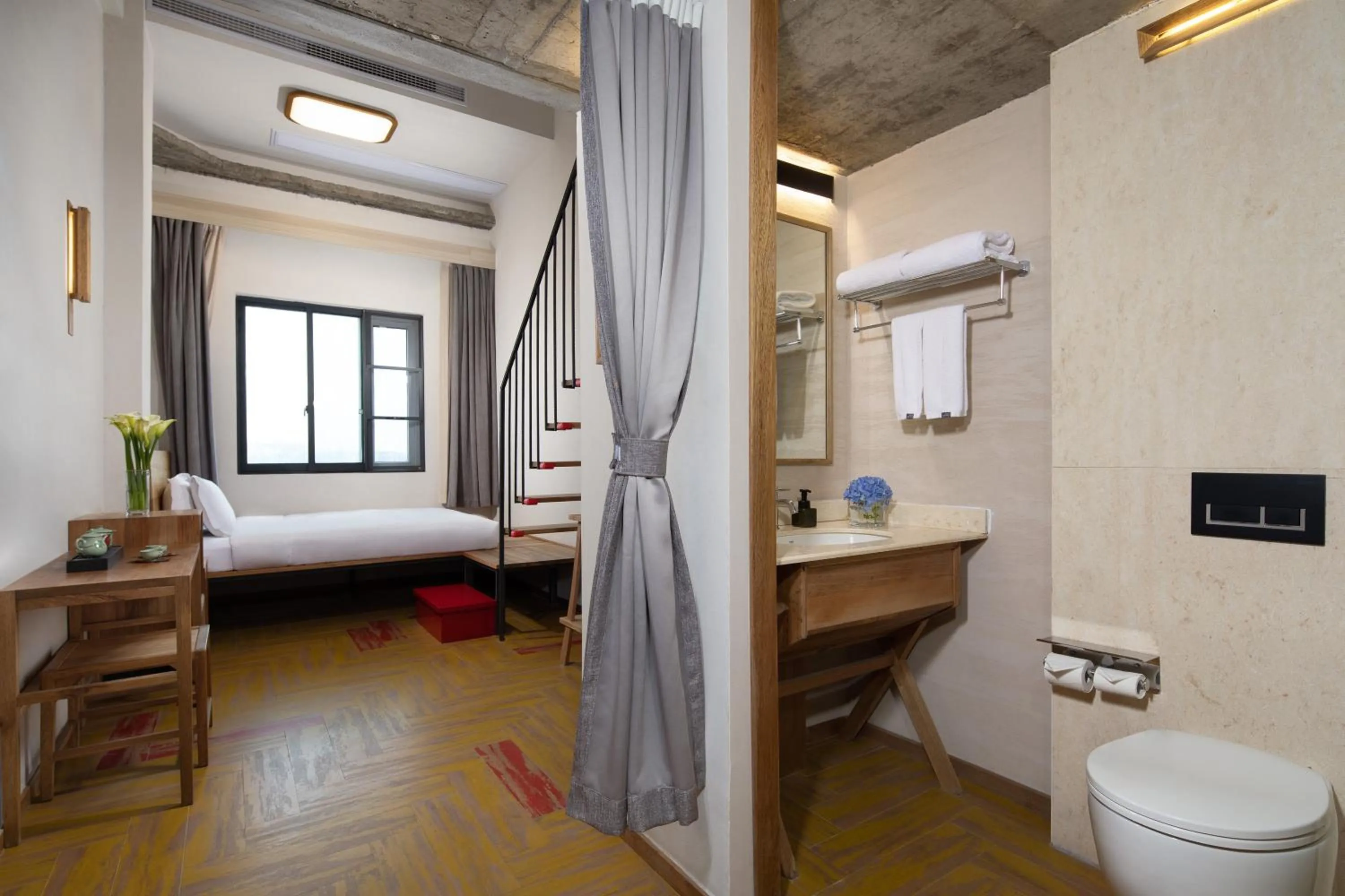 Property building, Bed in Ramadaencore By Wyndham Shanghai Pud ong Airport -Provide free 24hour shuttle bus service for airport pick-up and drop-off at Pud ong Airport
