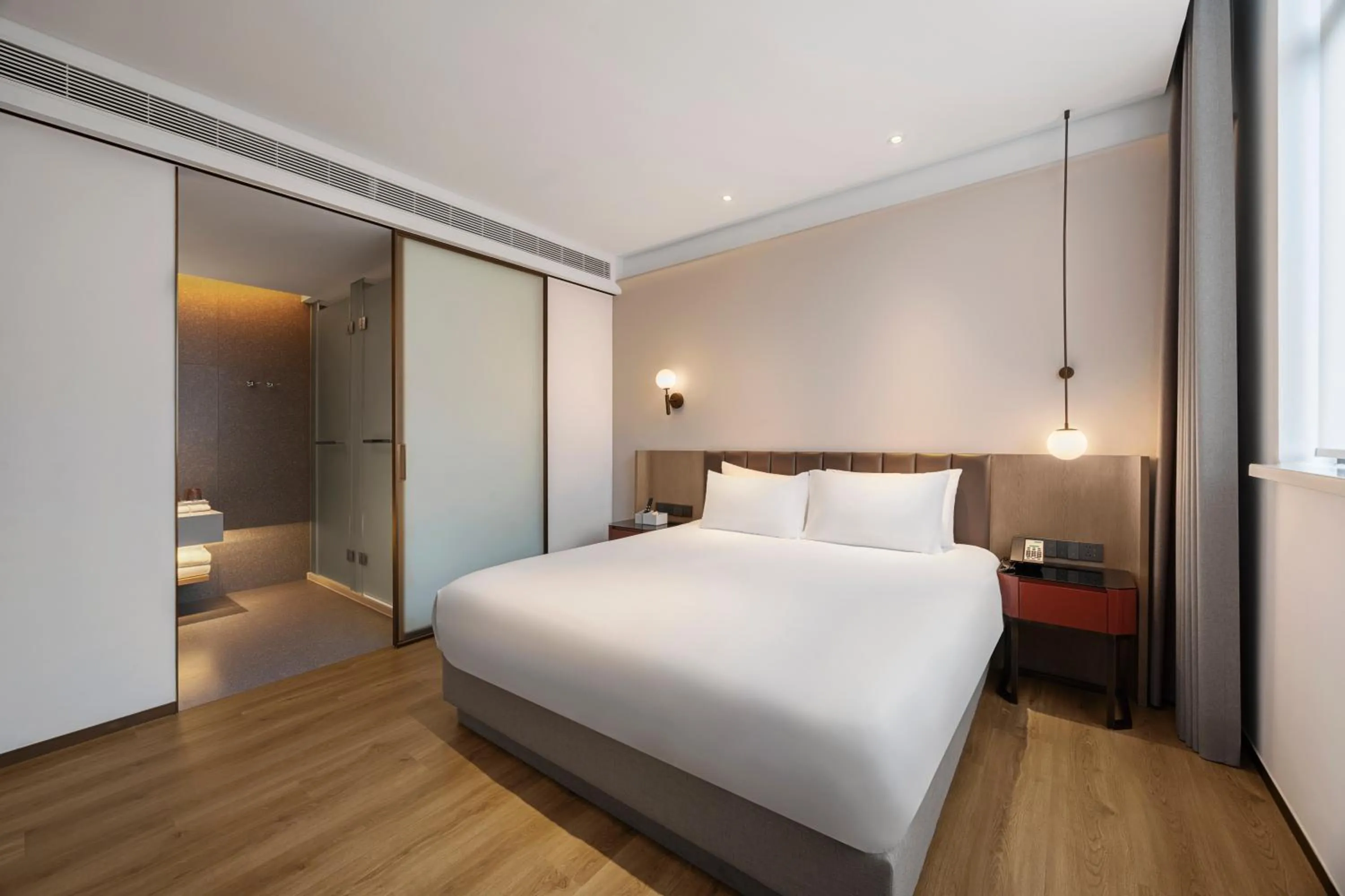 Bed in Ramadaencore By Wyndham Shanghai Pud ong Airport -Provide free 24hour shuttle bus service for airport pick-up and drop-off at Pud ong Airport