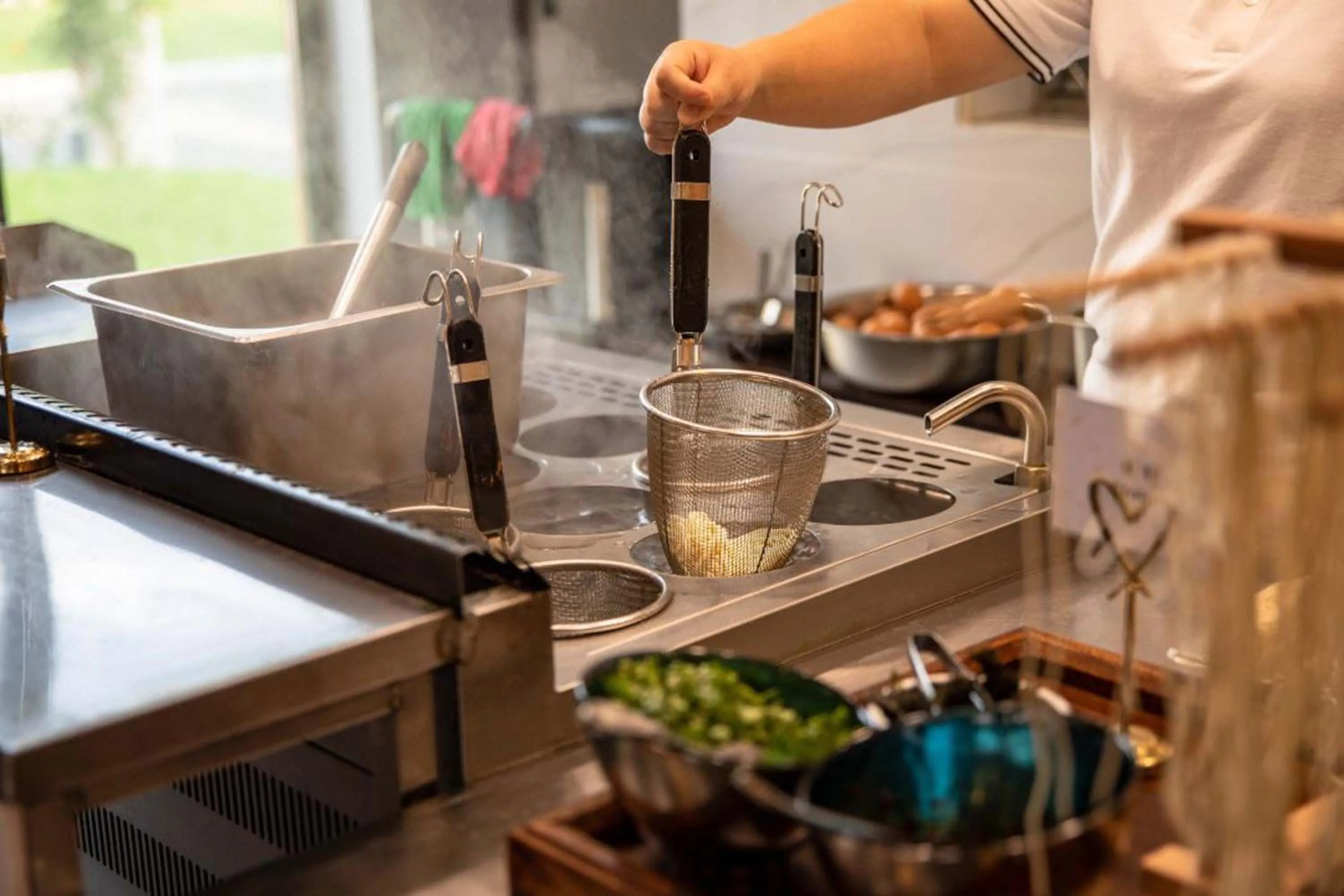 Food and drinks in Ramadaencore By Wyndham Shanghai Pud ong Airport -Provide free 24hour shuttle bus service for airport pick-up and drop-off at Pud ong Airport