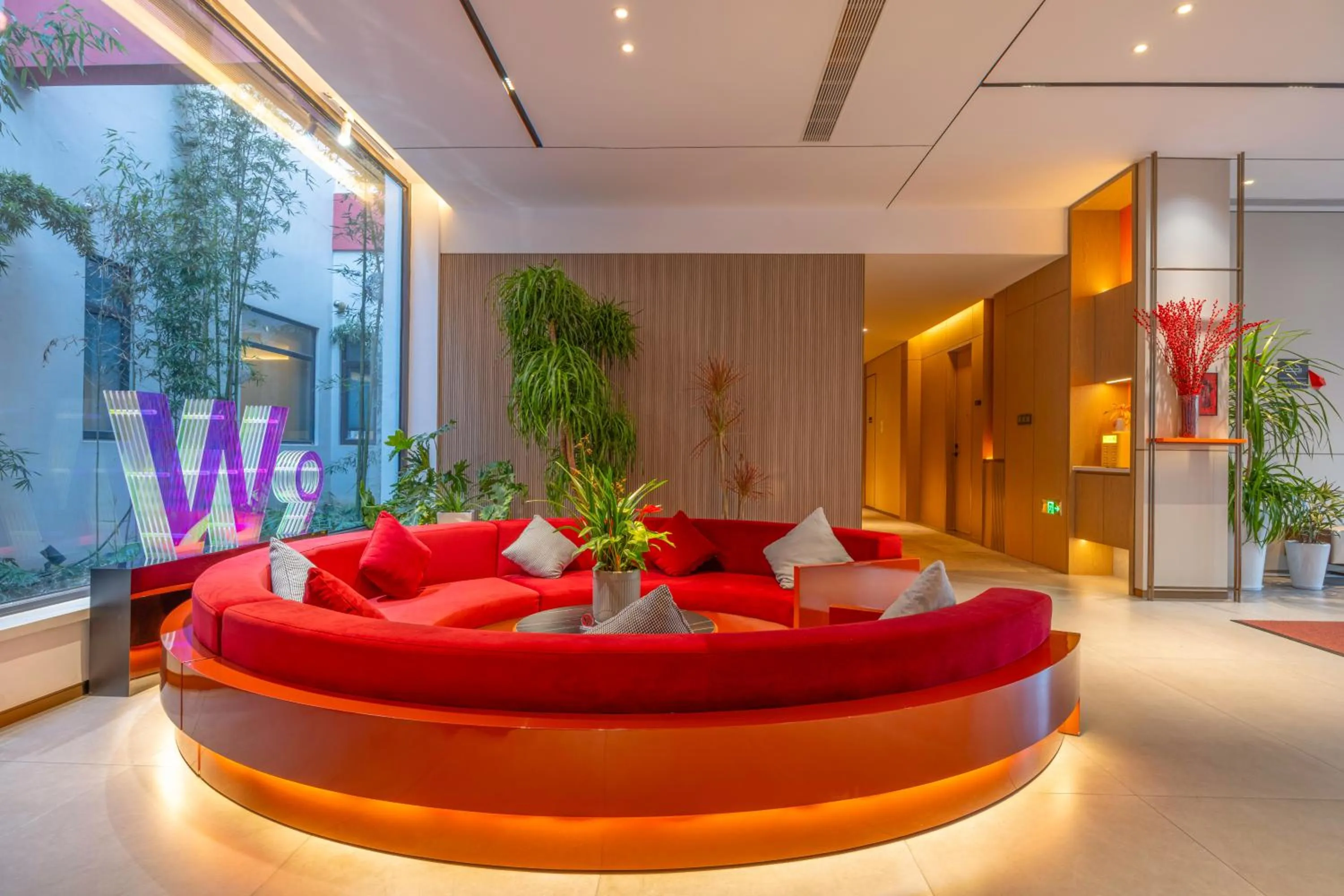 Property building in Ramadaencore By Wyndham Shanghai Pud ong Airport -Provide free 24hour shuttle bus service for airport pick-up and drop-off at Pud ong Airport