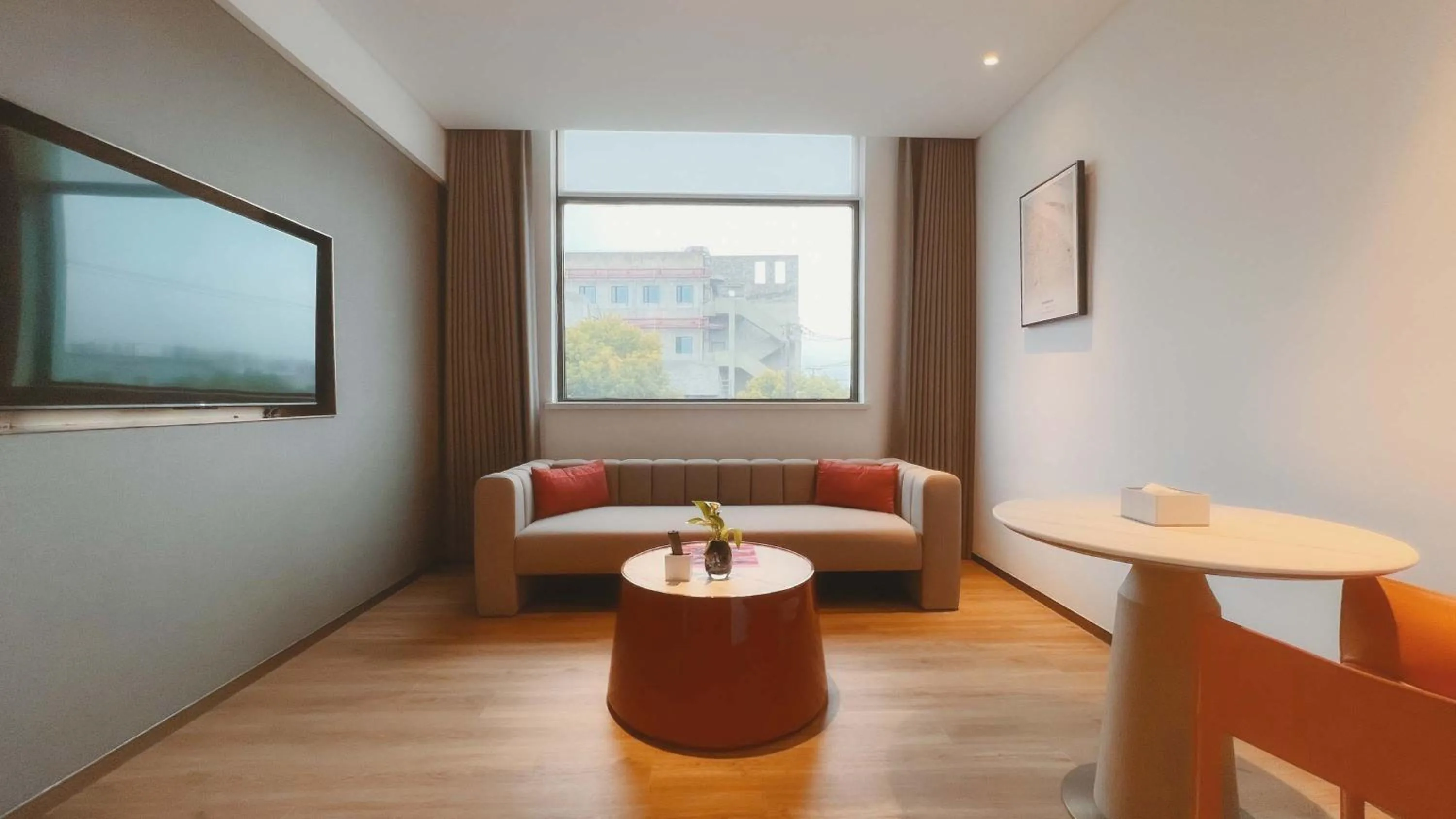 TV and multimedia in Ramadaencore By Wyndham Shanghai Pud ong Airport -Provide free 24hour shuttle bus service for airport pick-up and drop-off at Pud ong Airport