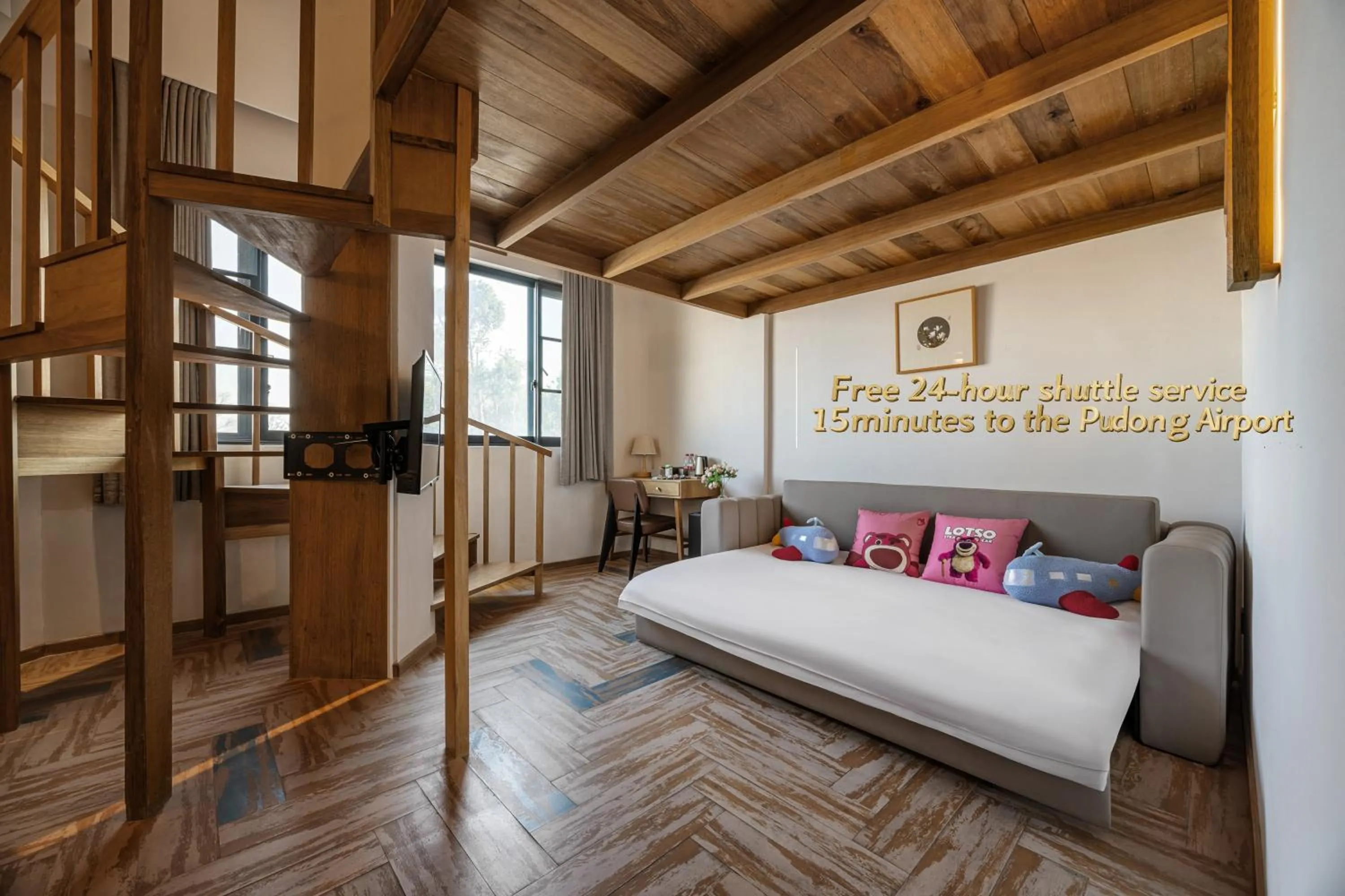 Photo of the whole room, Bed in Ramadaencore By Wyndham Shanghai Pud ong Airport -Provide free 24hour shuttle bus service for airport pick-up and drop-off at Pud ong Airport
