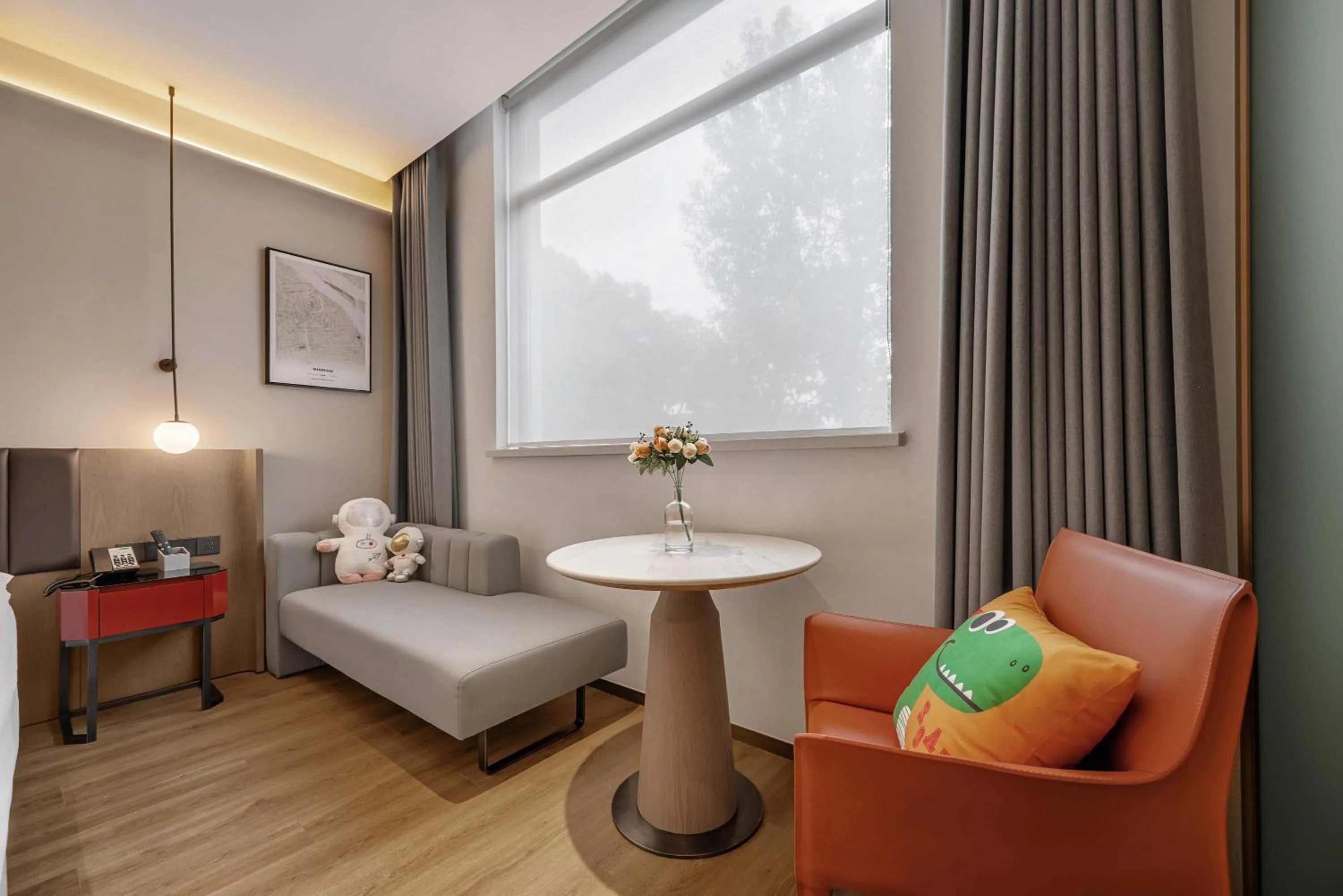 Seating area, Bed in Ramadaencore By Wyndham Shanghai Pud ong Airport -Provide free 24hour shuttle bus service for airport pick-up and drop-off at Pud ong Airport